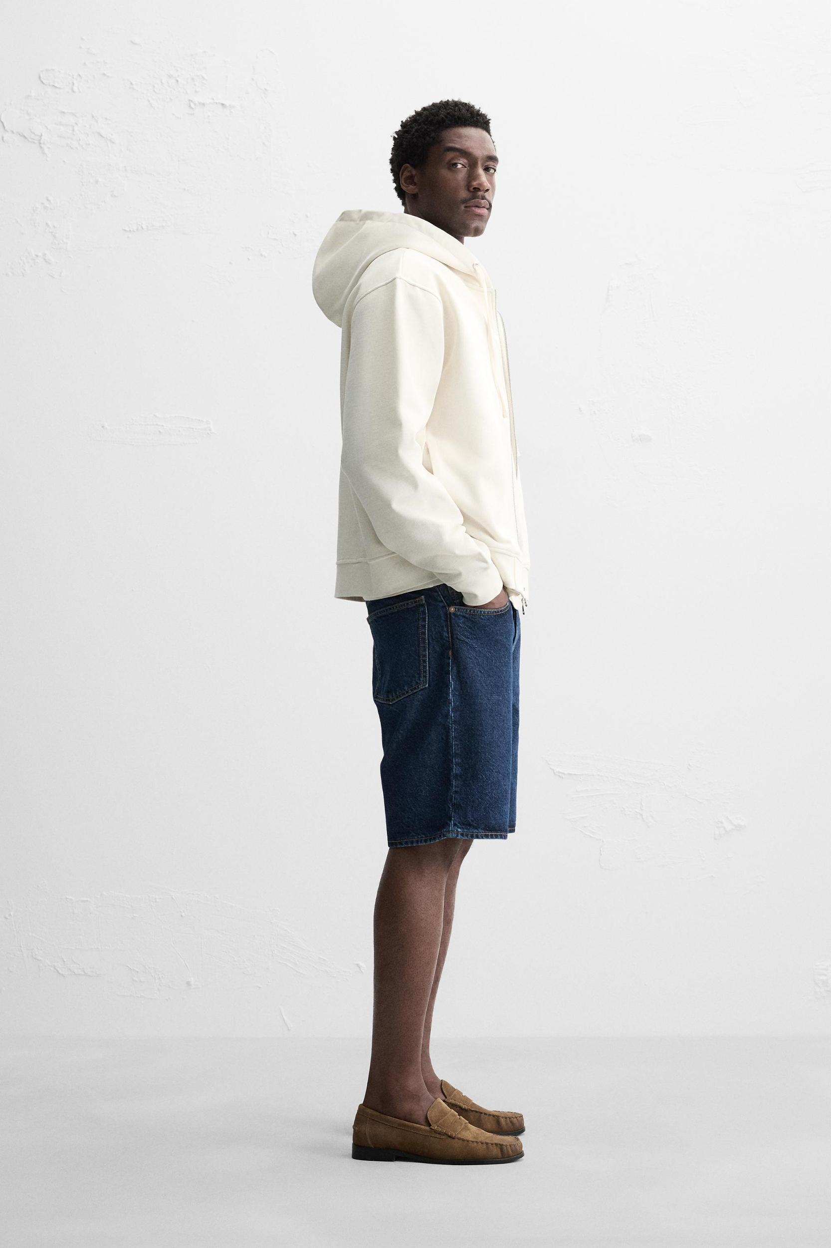 BASIC HOODED ZIP-UP SWEATSHIRT Product Image