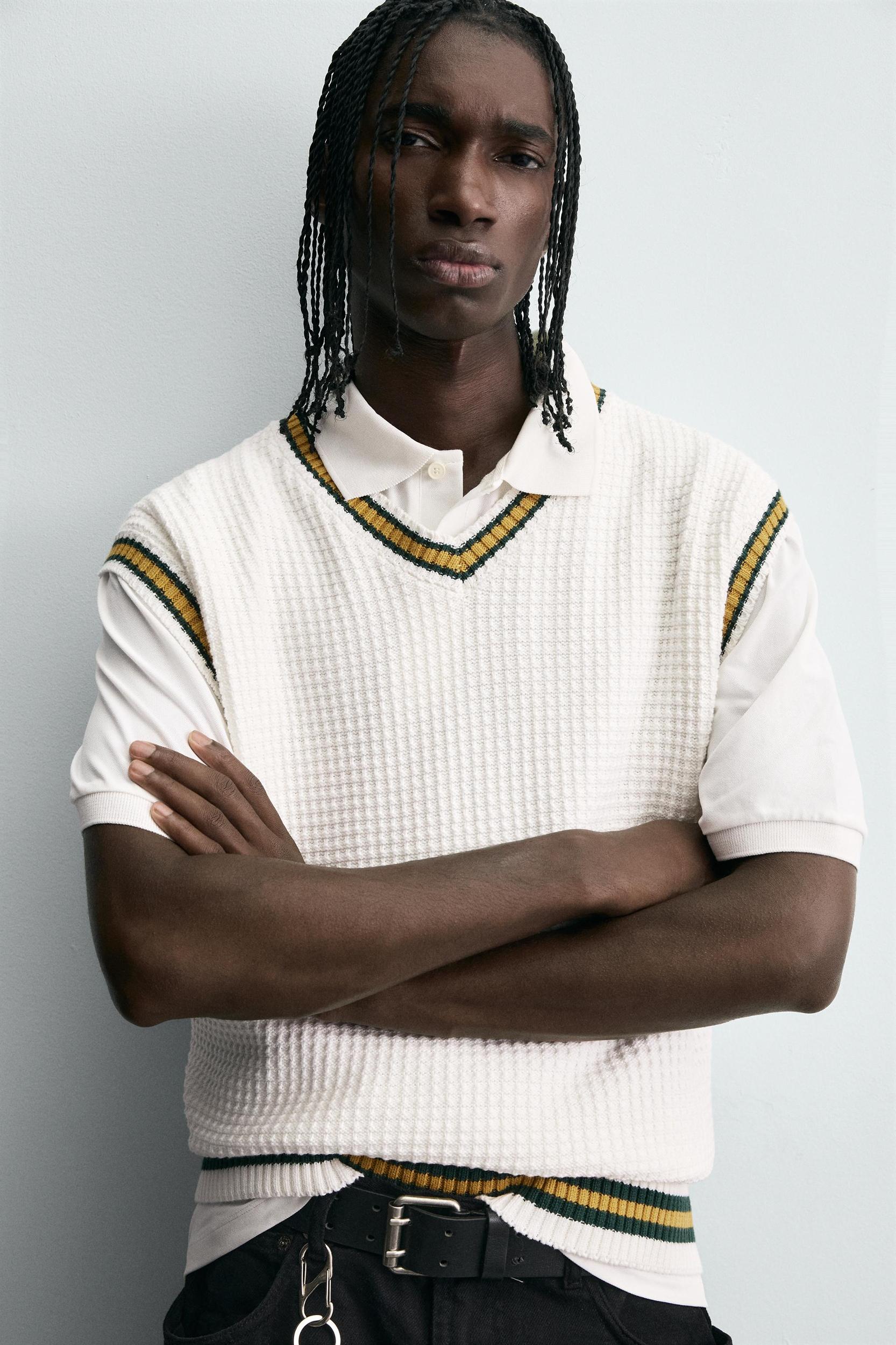 CONTRAST STRIPE KNIT VEST Product Image