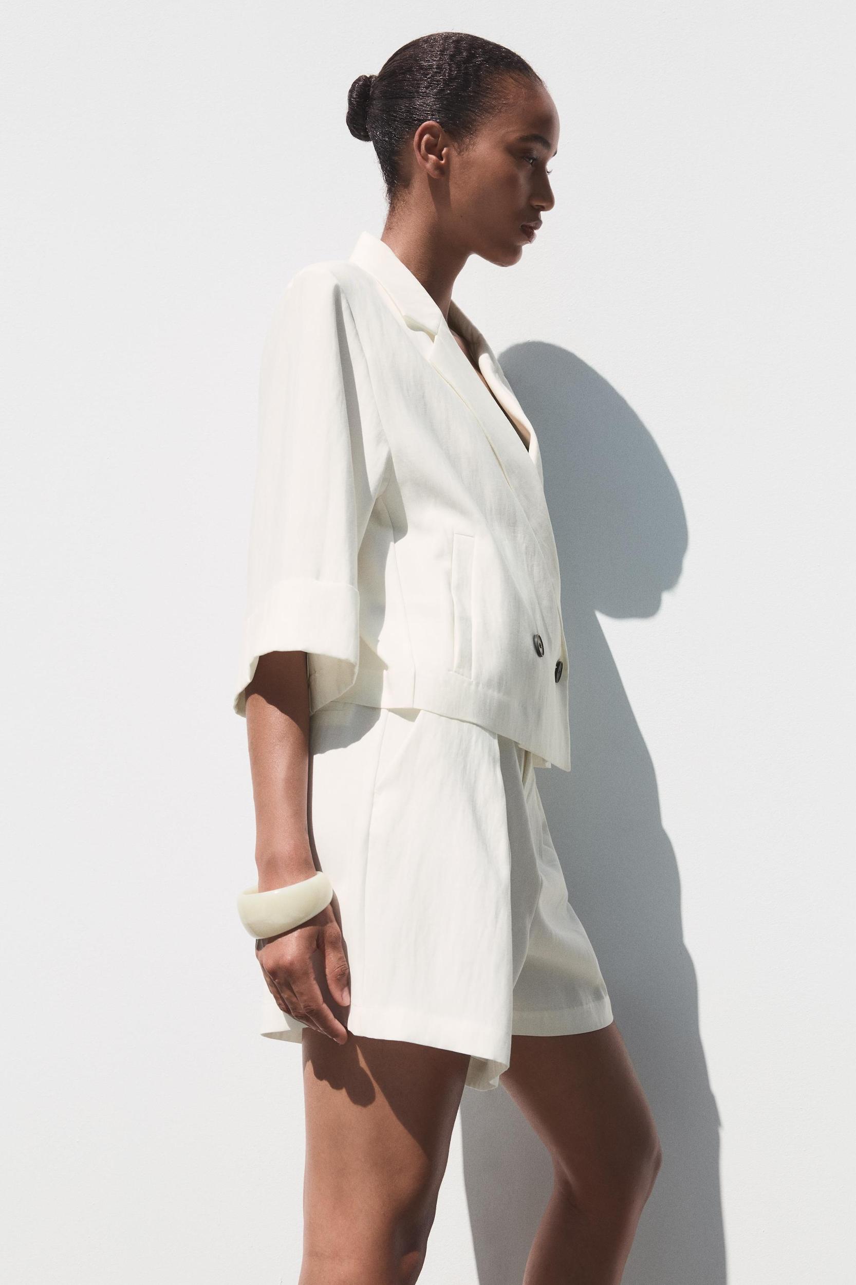 BELTED PLEATED SHORTS Product Image