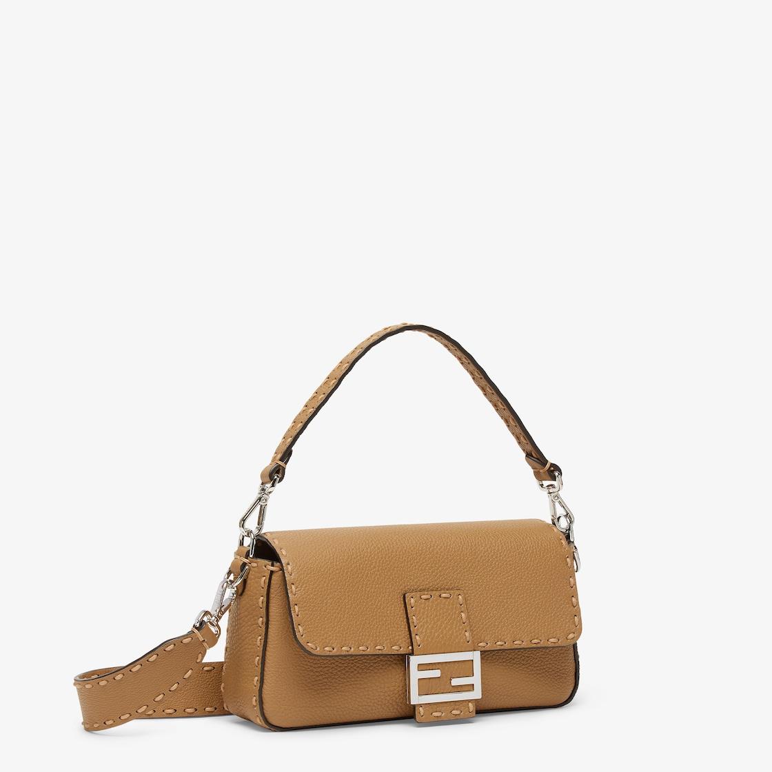 Regular Selleria BaguetteBlack Selleria bag with 590 hand-sewn topstitches Product Image