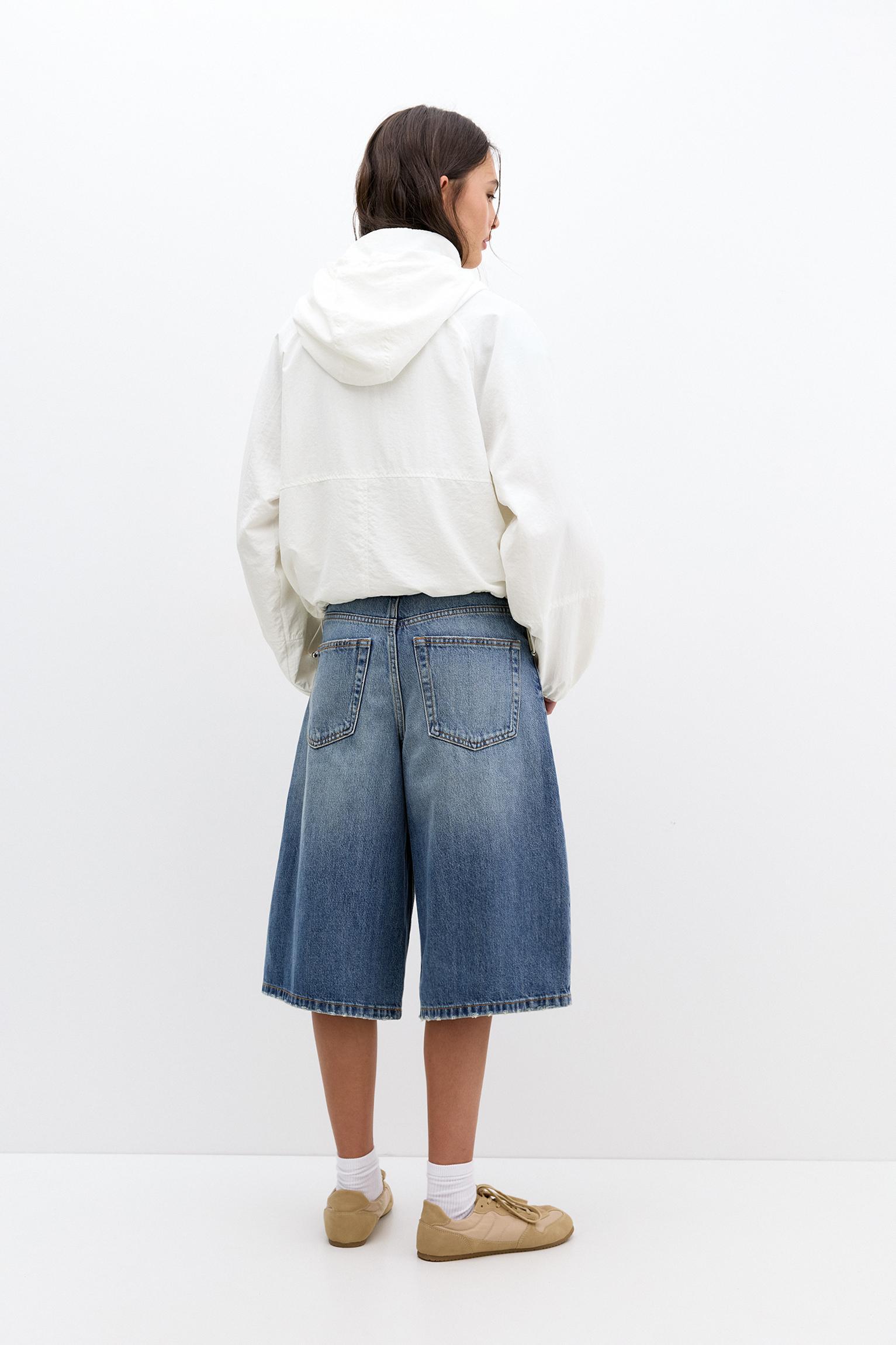 Short lightweight hooded jacket Product Image