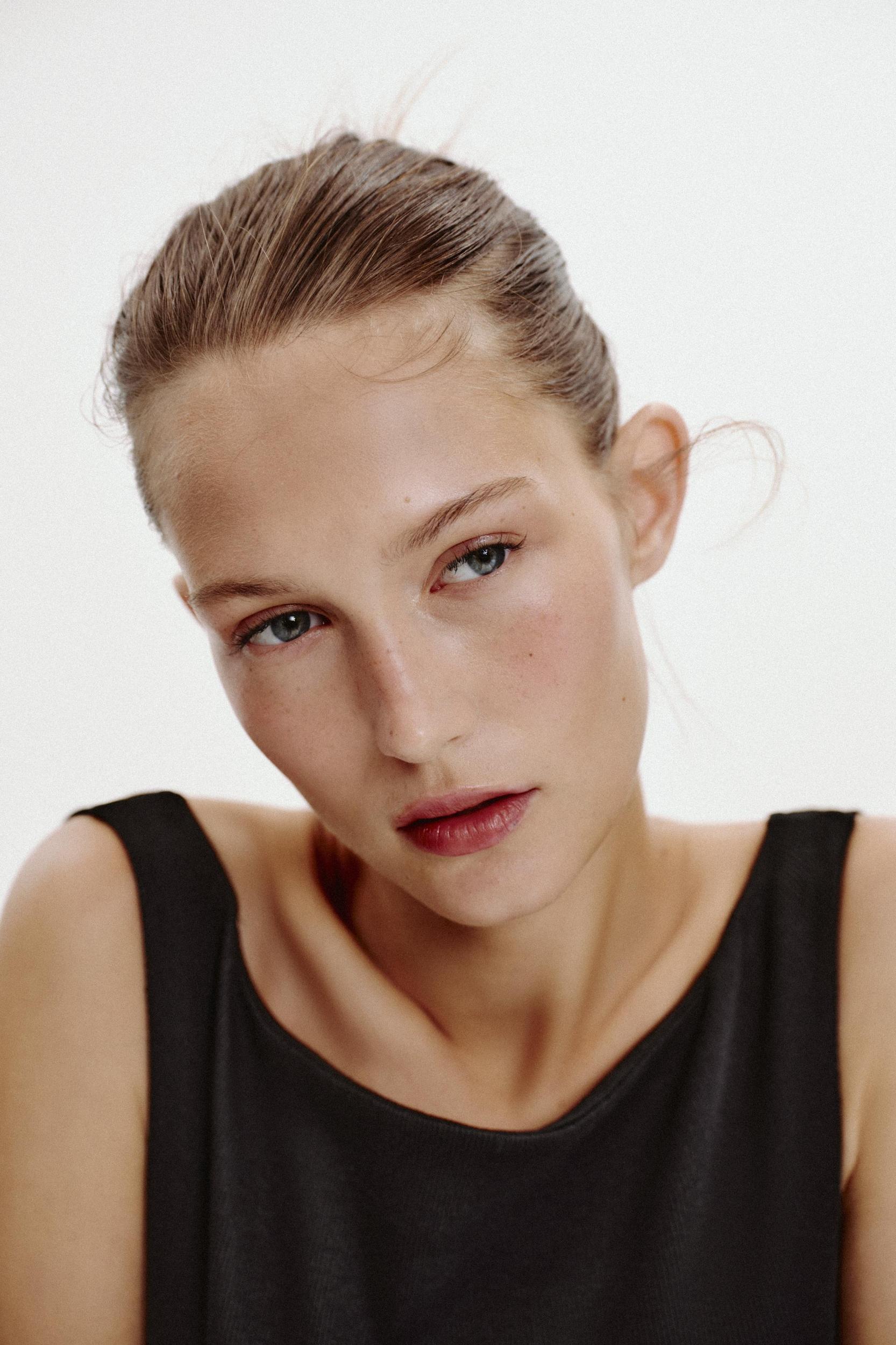 OFF-THE-SHOULDER RIBBED T-SHIRT Product Image