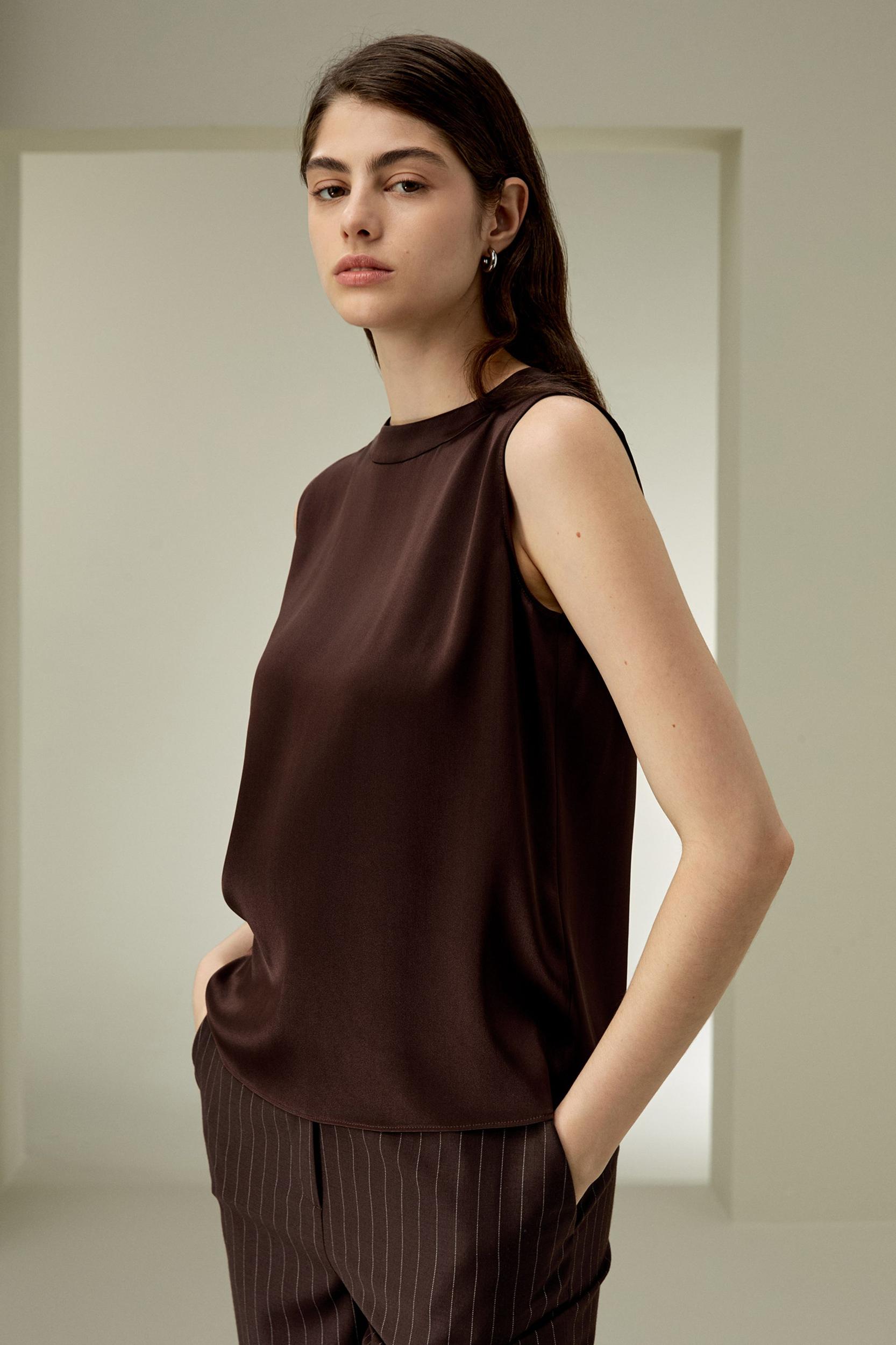 Sleeveless round neck silk top Product Image