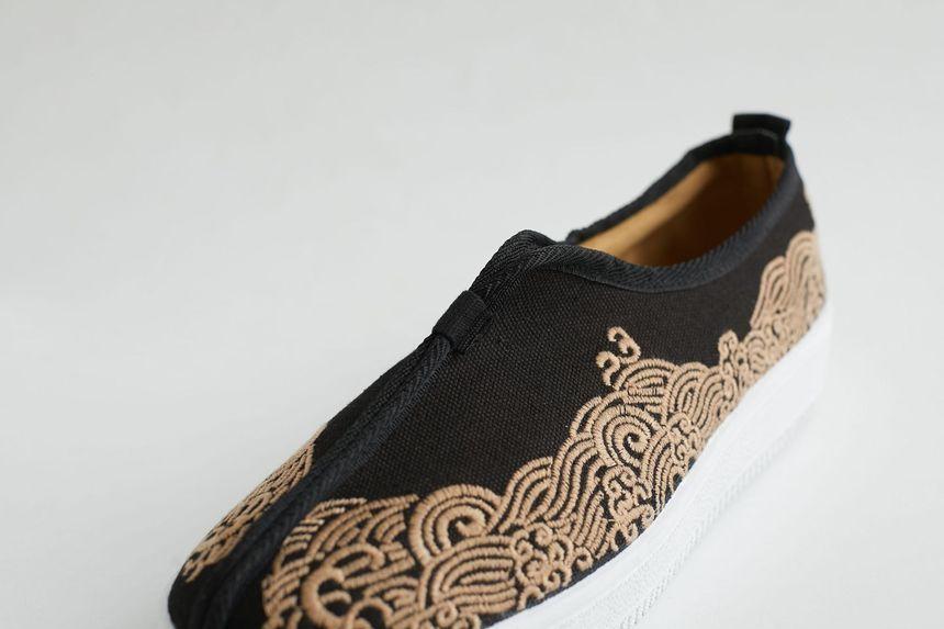 Retro Chinese Style Embroidered Slip-ons Product Image