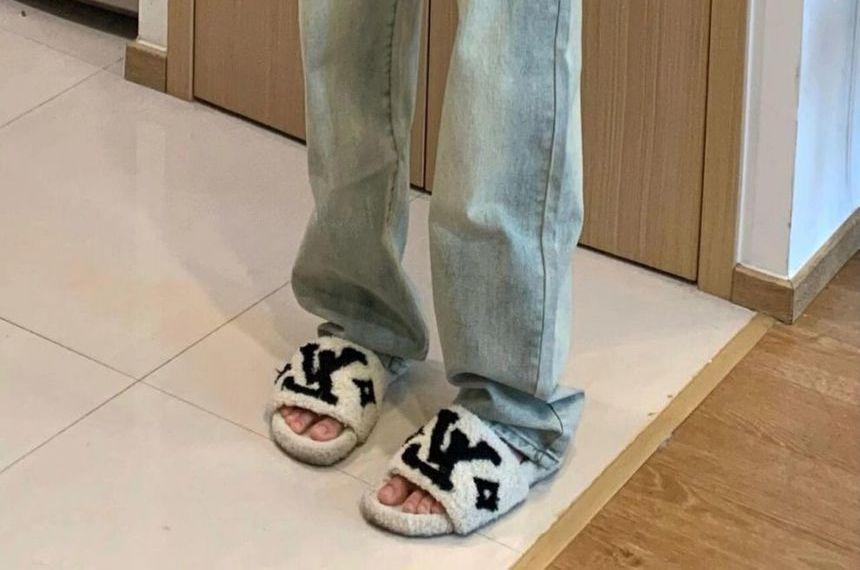 Mid Waist Washed Loose Fit Jeans Product Image