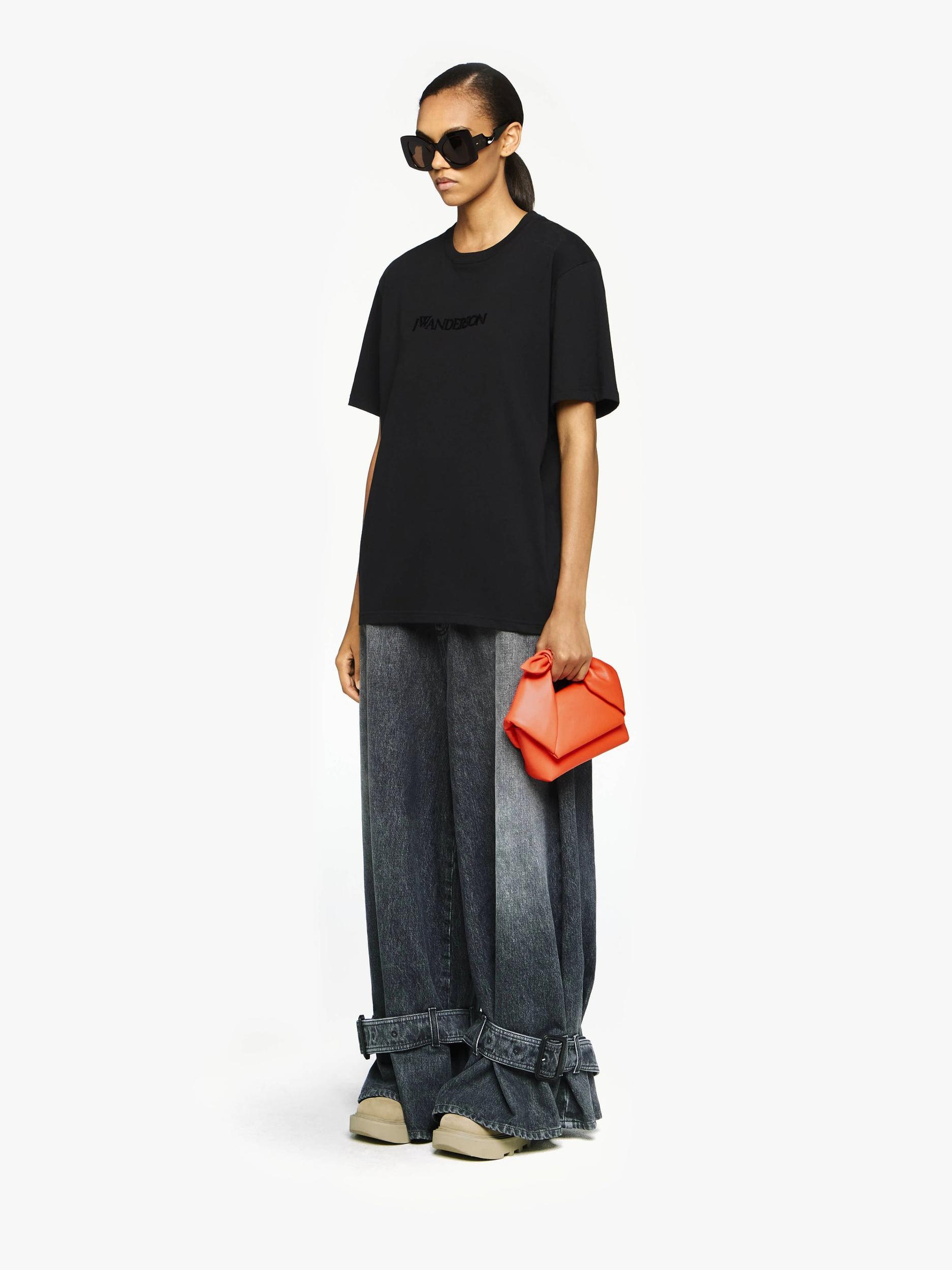 CLASSIC LOGO EMBROIDERY T-SHIRT Product Image