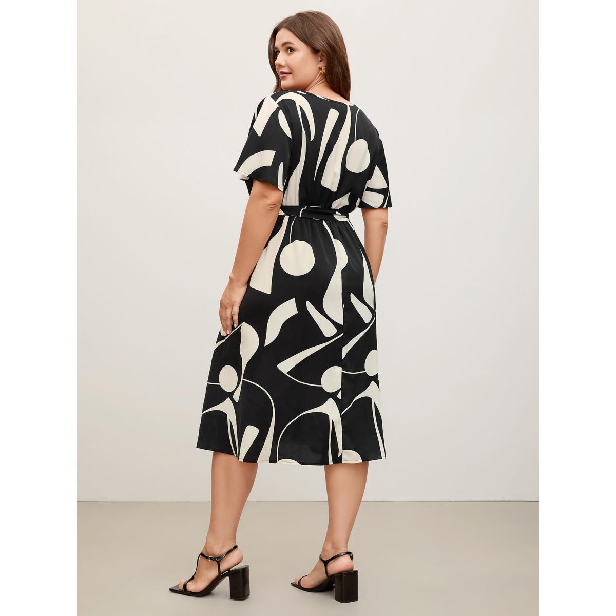 Plus Size Floral Print Belted V-Neck Midi Dress Black Women Belted V-neck Short sleeve Curvy BloomChic 26/4X Product Image
