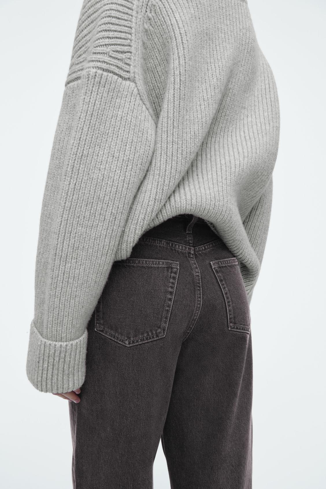 ARCH TAPERED JEANS Product Image