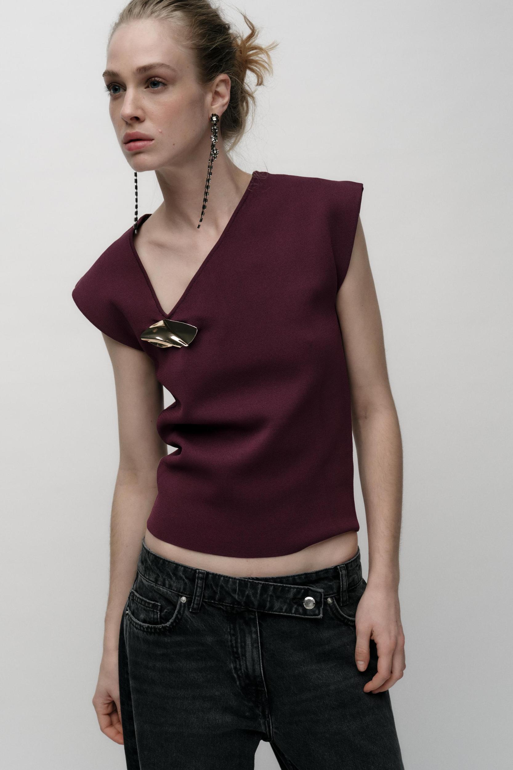 KNIT TOP WITH GOLDEN APPLIQUÉ Product Image