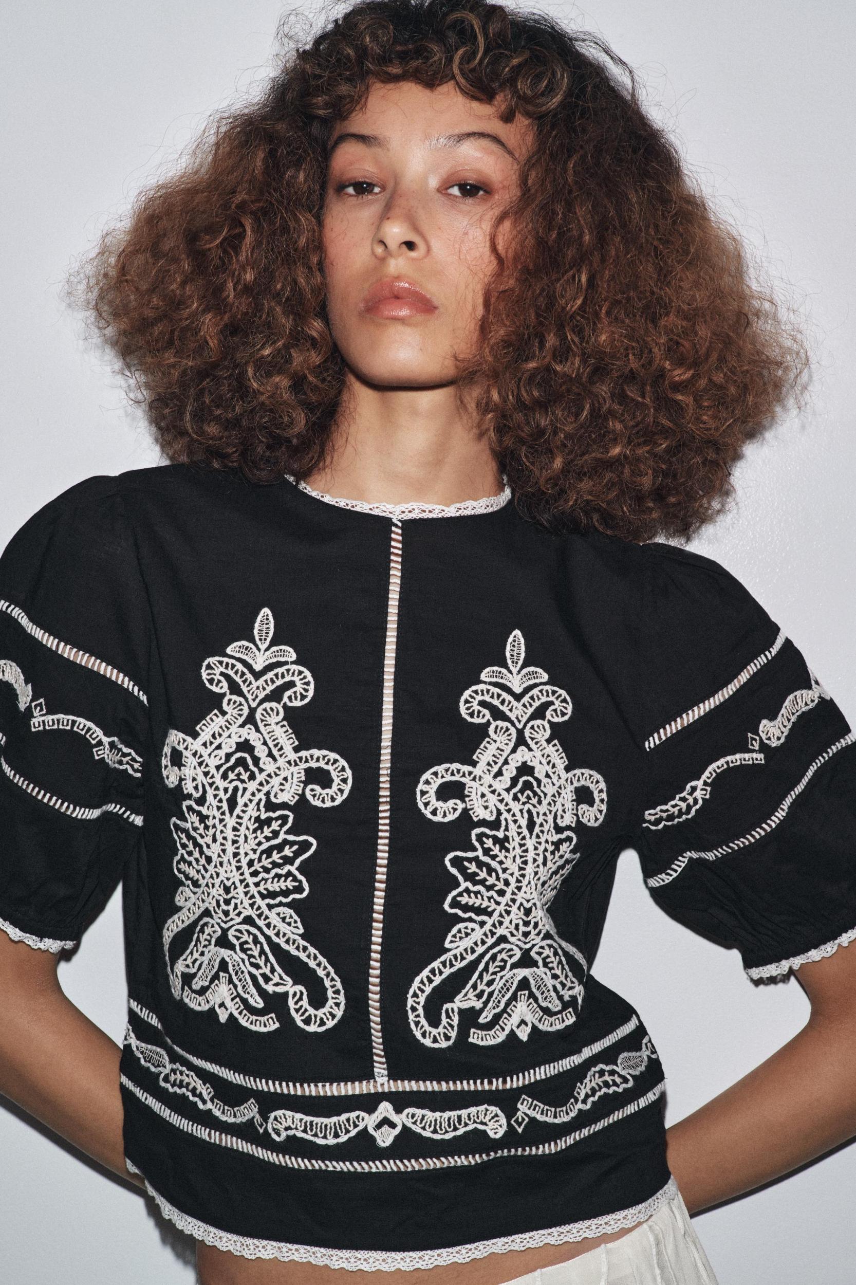 ZW COLLECTION CONTRAST EMBROIDERY BLOUSE Product Image