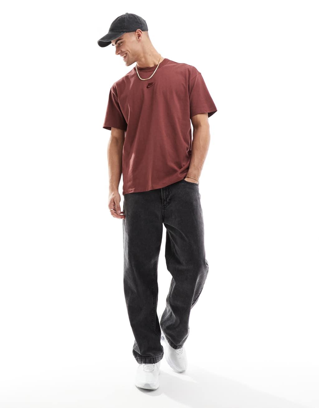 Nike Premium Essential t-shirt in burgundy Product Image