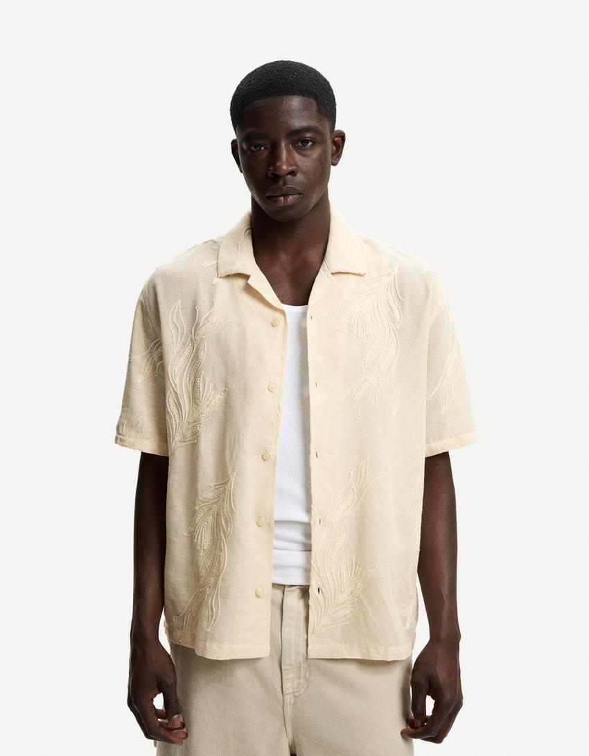 Rustic short sleeve shirt with embroidery Product Image