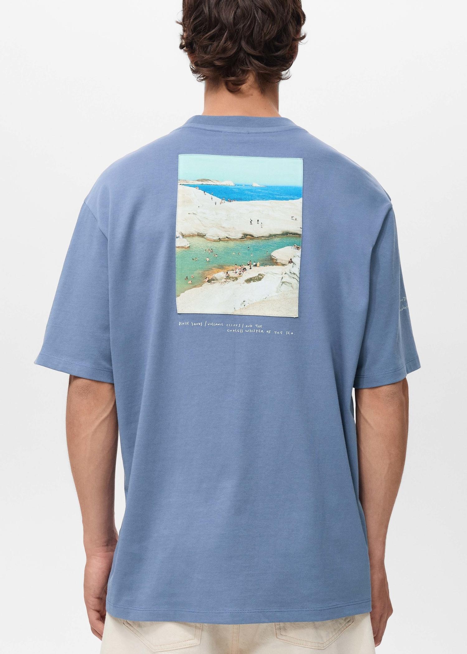 T-shirt with printed patch - Men | MANGO USA Product Image