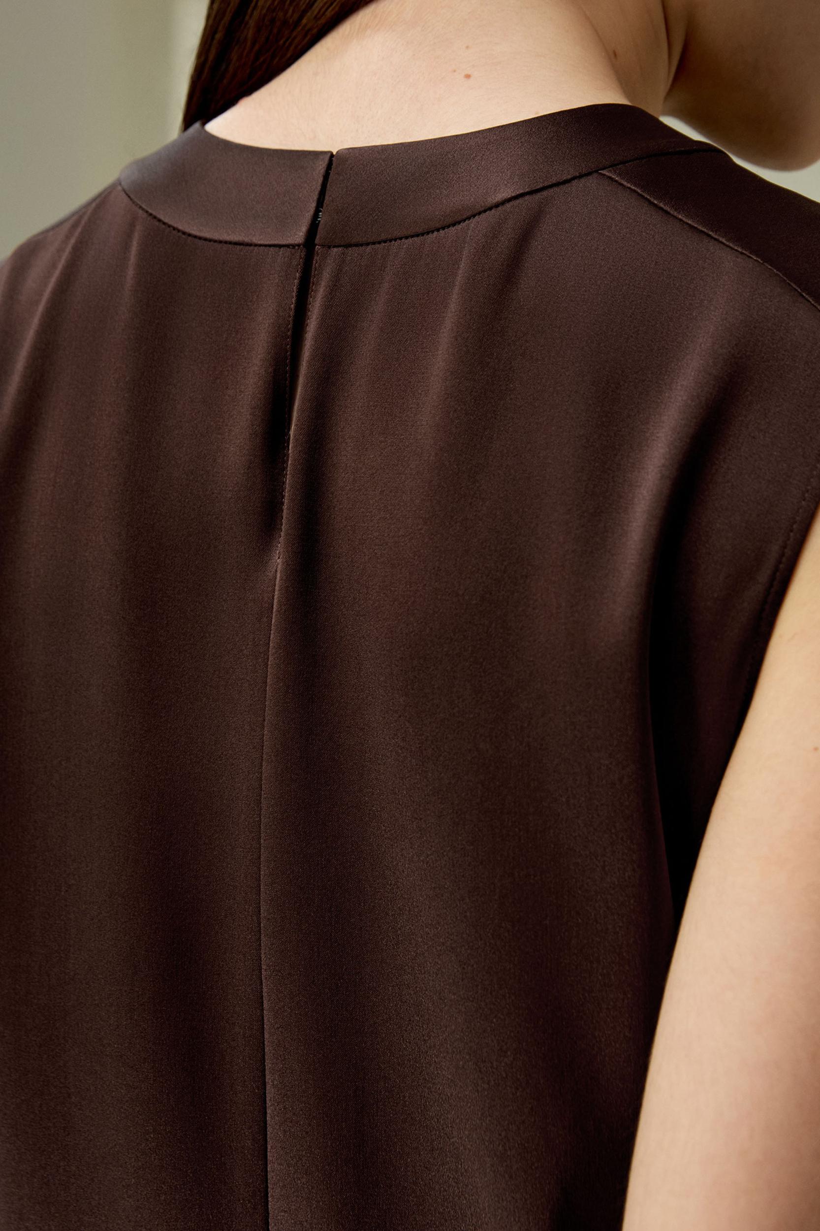 Sleeveless round neck silk top Product Image