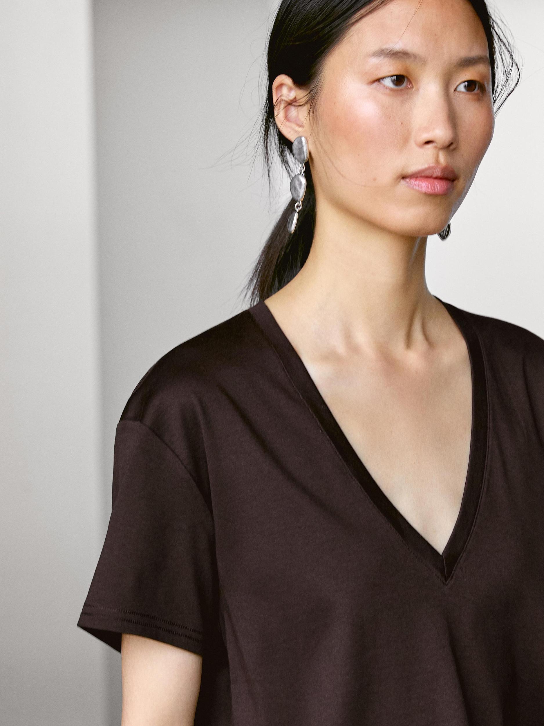 100% cotton V-neck T-shirt Product Image