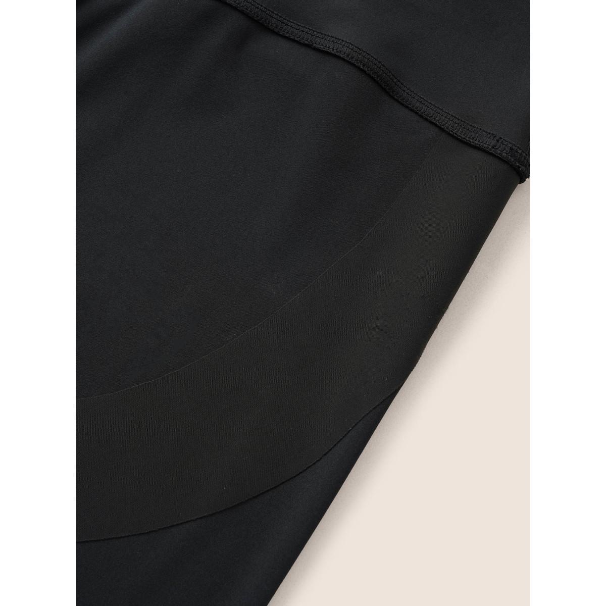 Plus Size Colorblock Contrast Pocket Arc Hem T-shirt Black Women Casual Non Colorblock Round Neck Everyday T-shirts BloomChic 26/4X Product Image