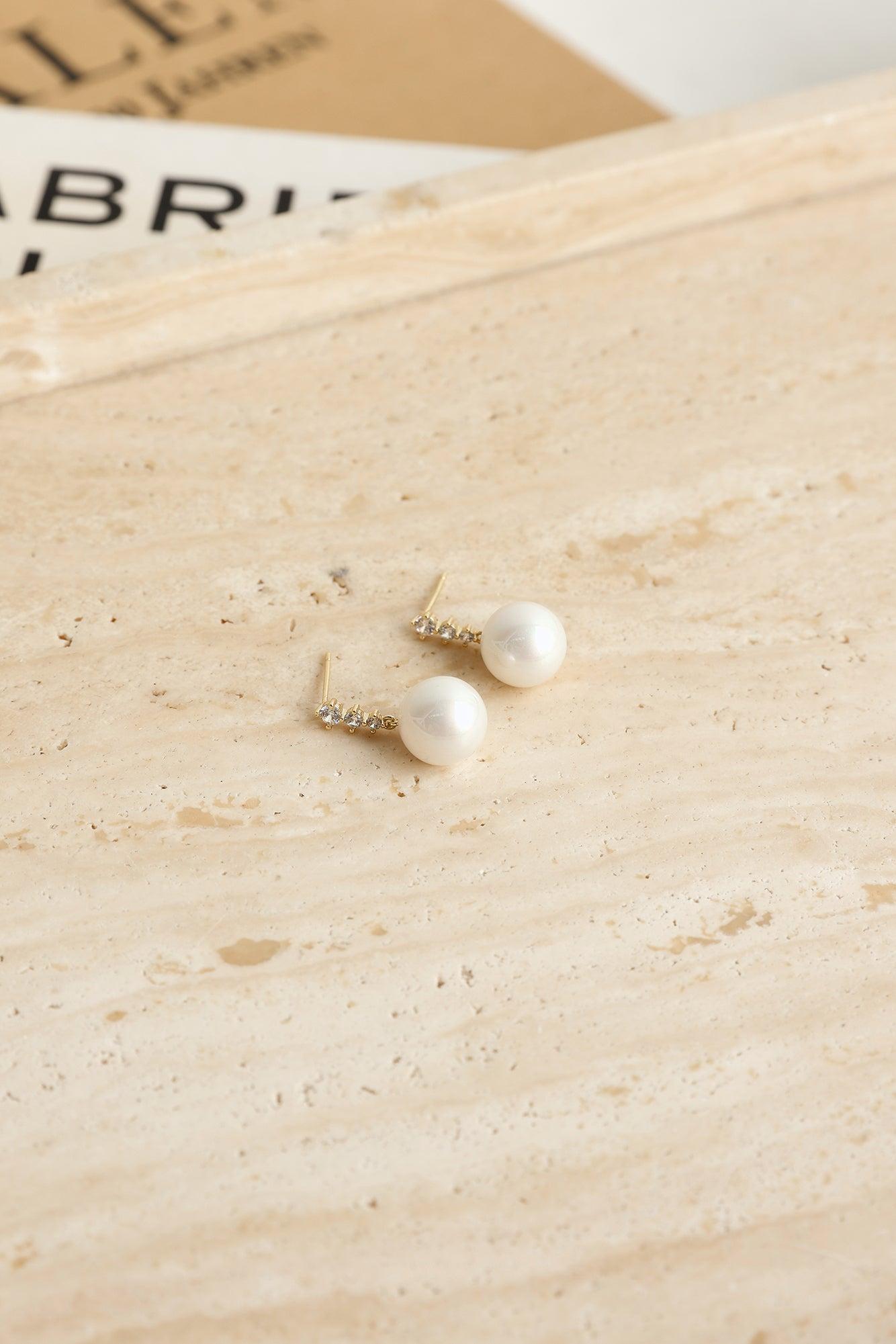 Dazzle Me Earrings Gold Product Image