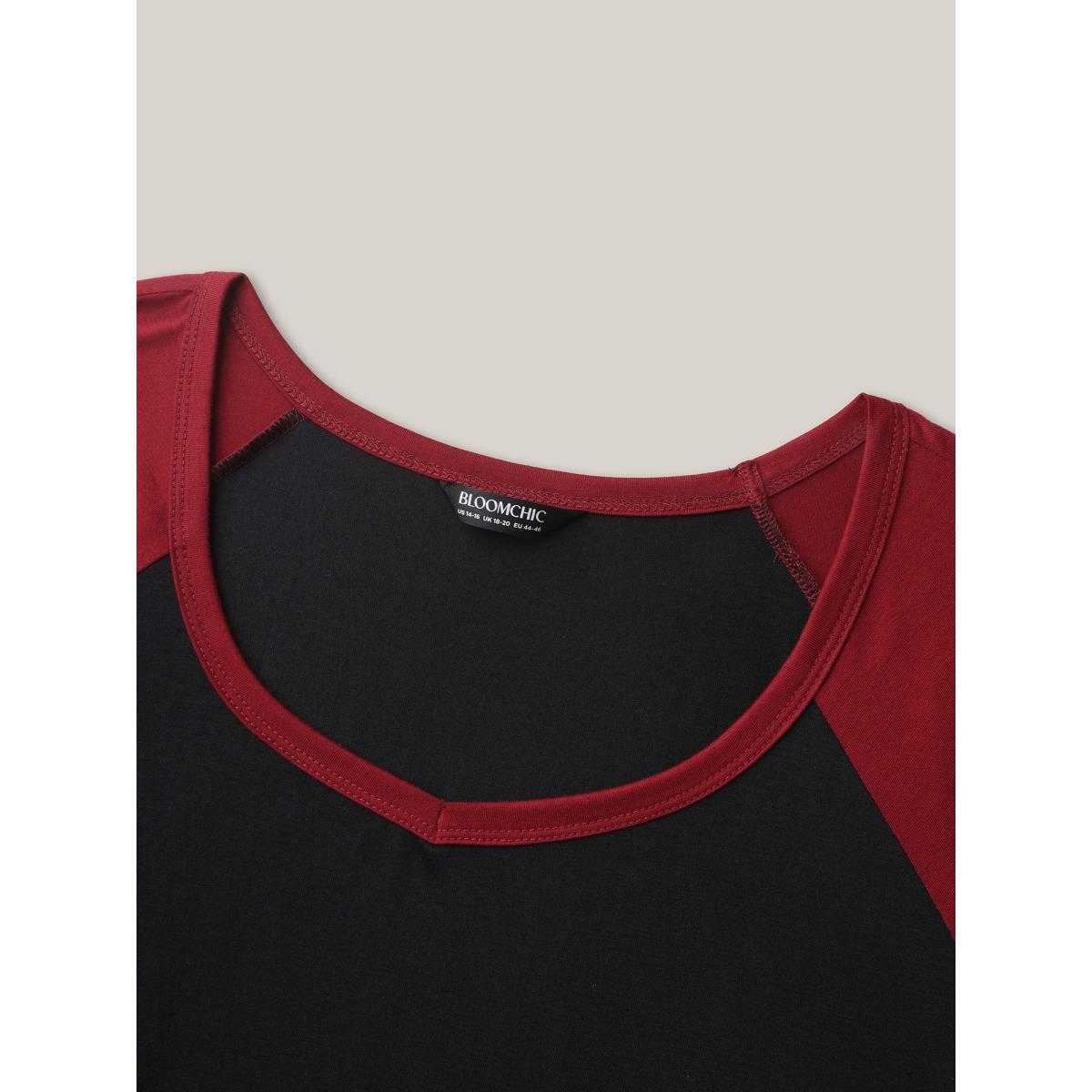 Plus Size Color Contrast Raglan Sleeve T-Shirt Black Women Casual Contrast Heart neckline Everyday T-shirts BloomChic 28/5X Product Image