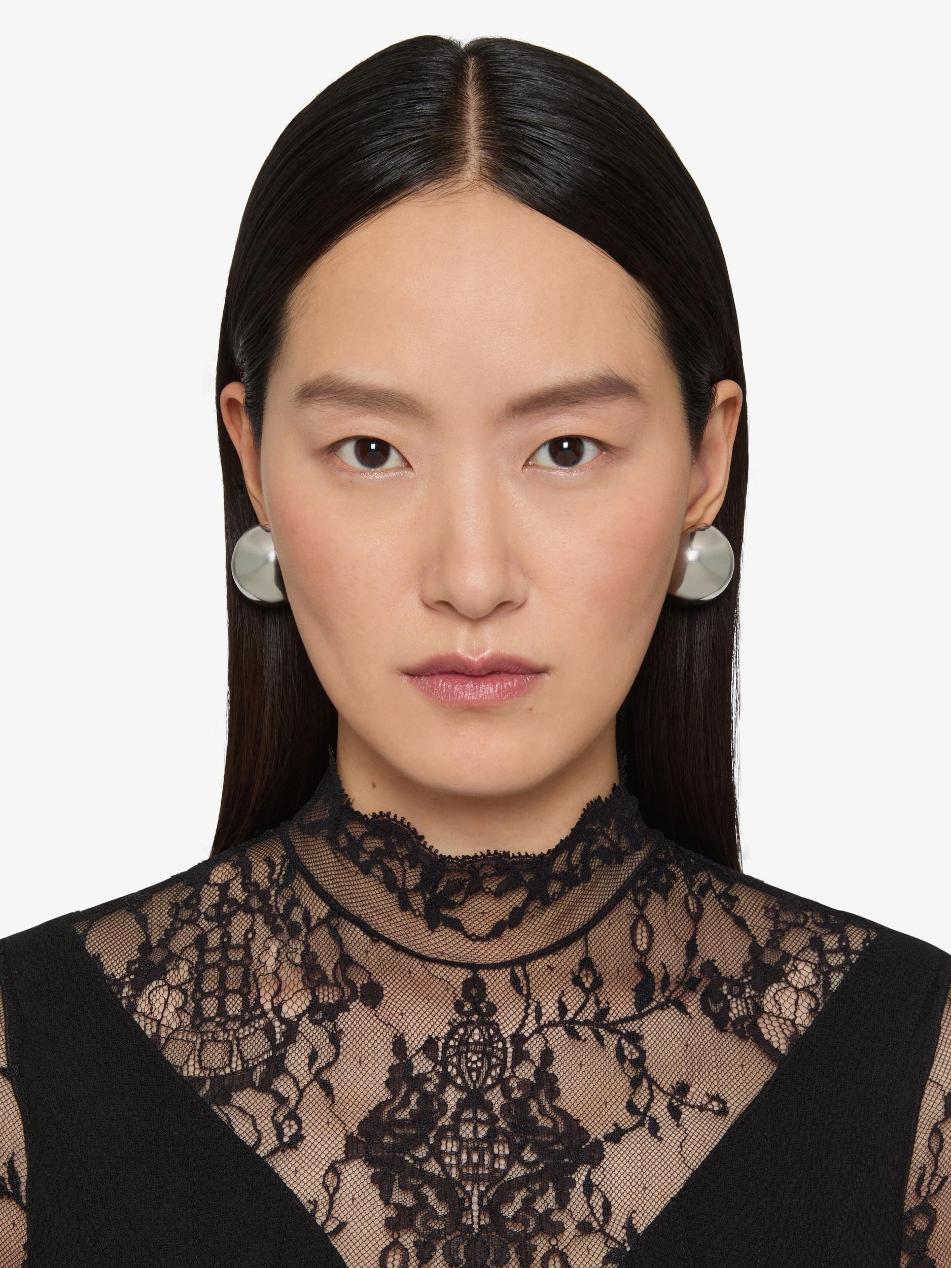 Curve earrings in metal Product Image