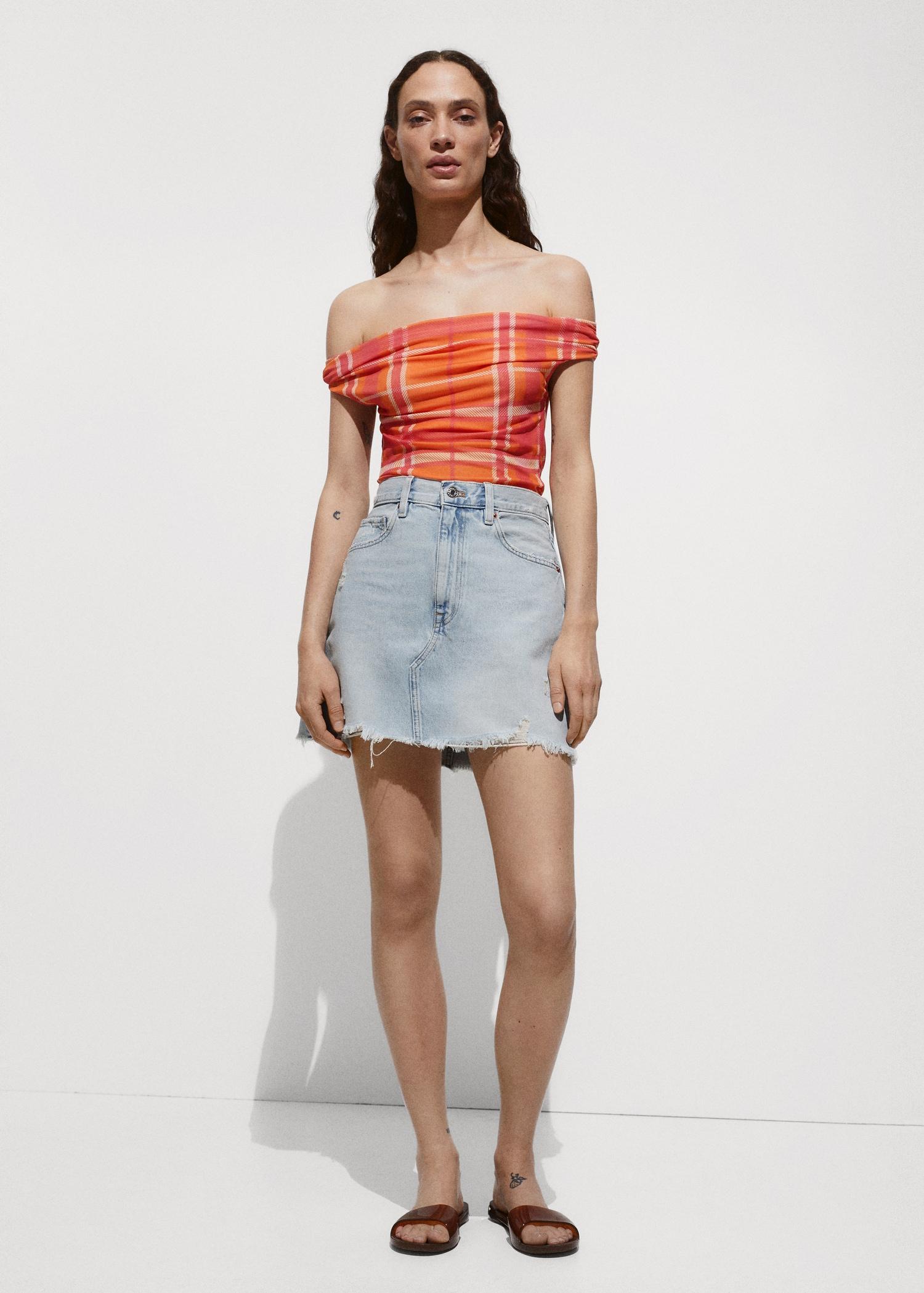 Denim miniskirt with frayed hem - Women | MANGO USA Product Image