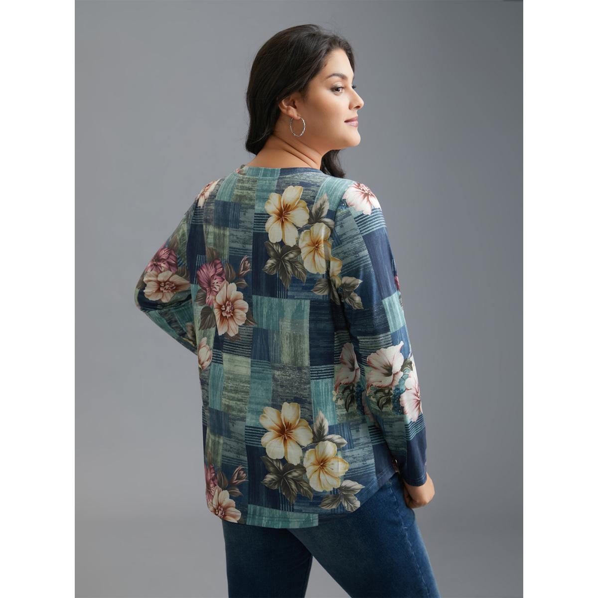 Plus Size Crew Neck Floral Curved Hem T-Shirt Multicolor Women Casual Non Natural Flowers Round Neck Everyday T-shirts BloomChic 12/L Product Image