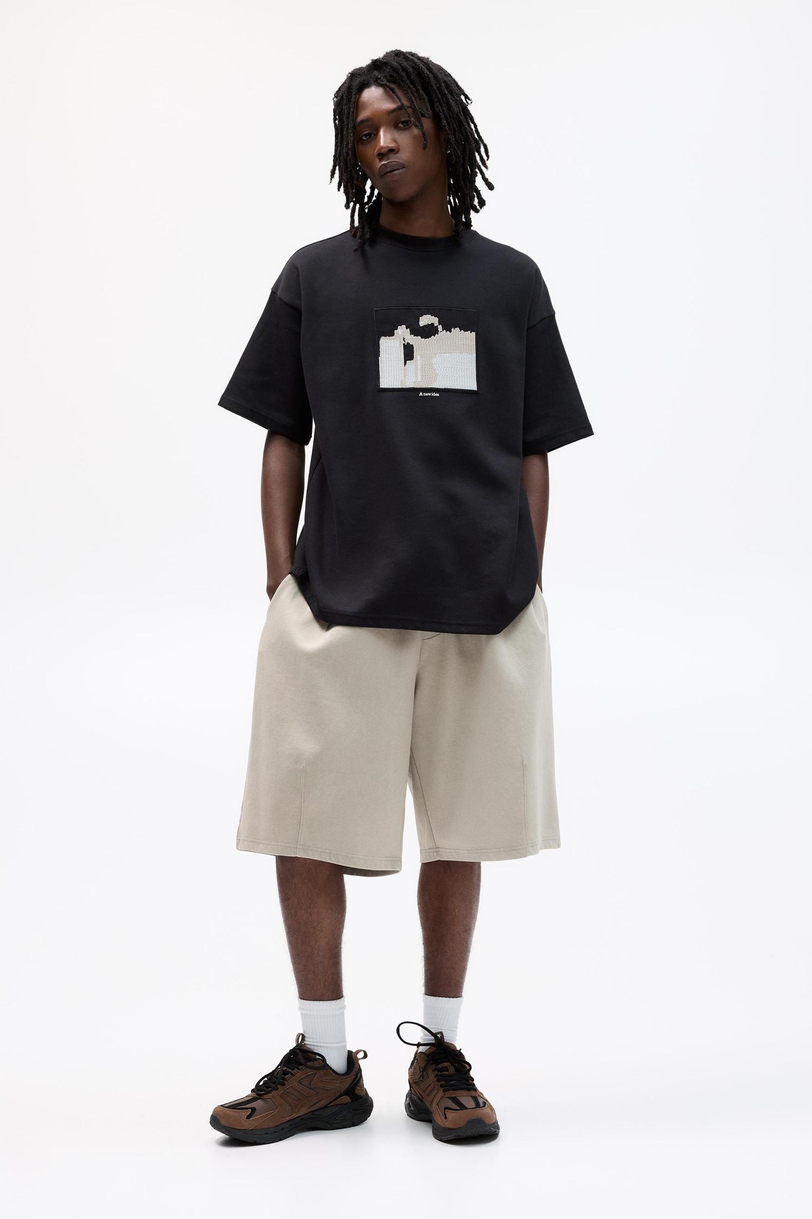 Embroidered short sleeve sweatshirt Product Image