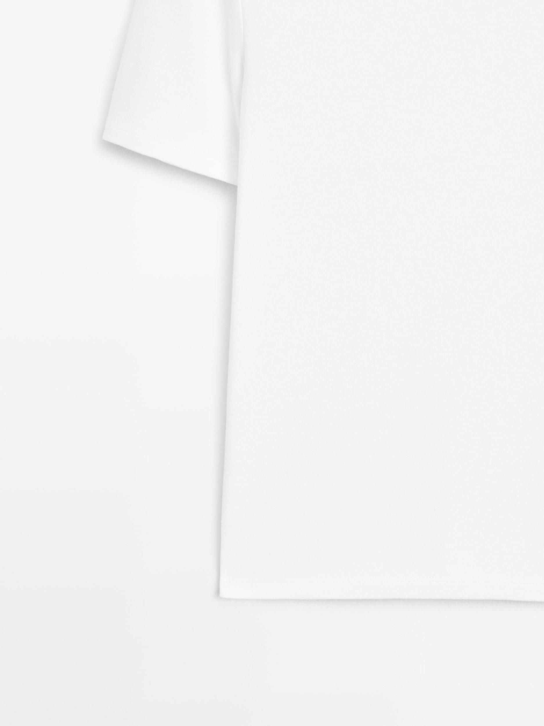 100% cotton V-neck T-shirt Product Image