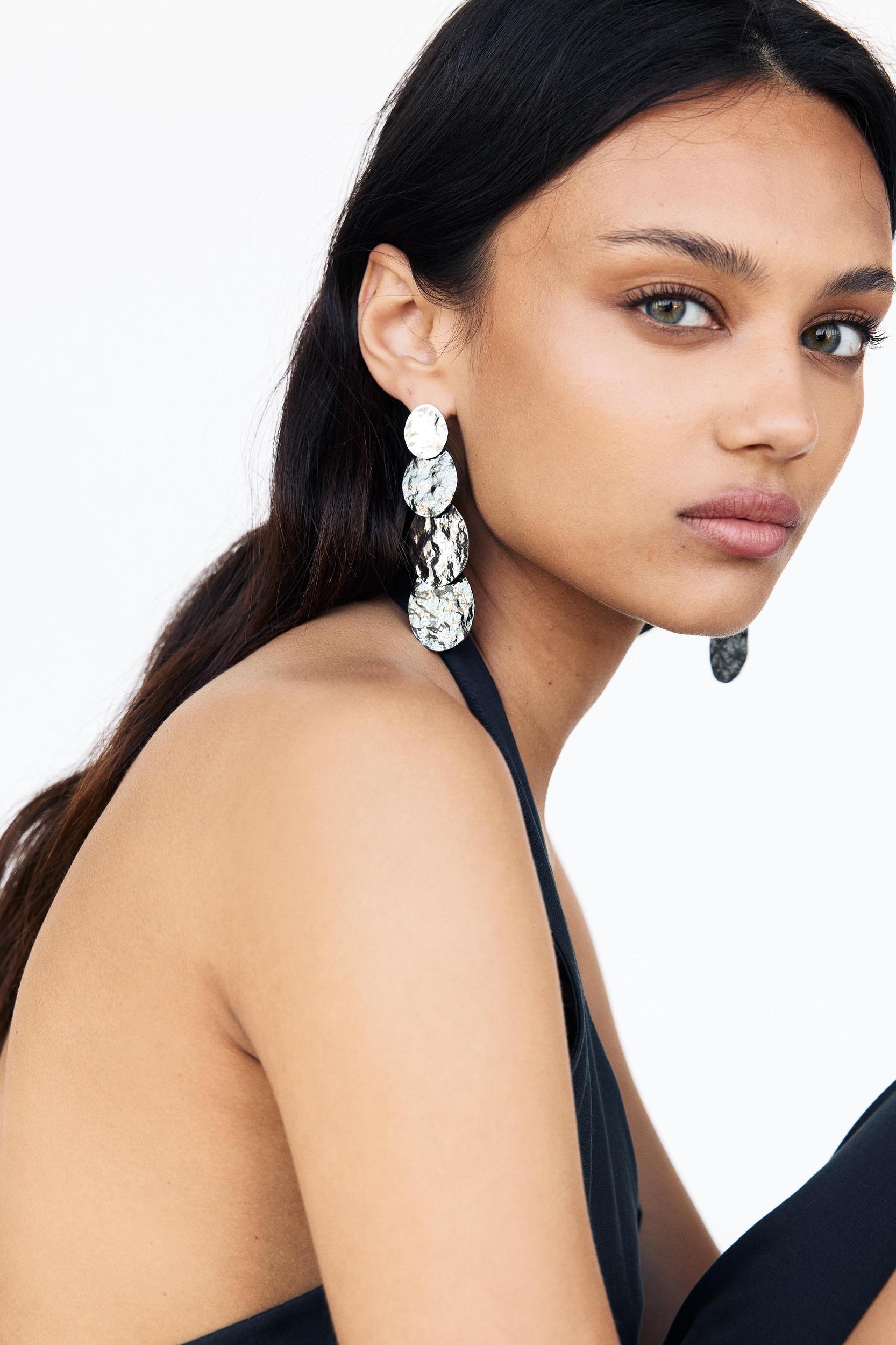 Long textured circle earrings Product Image