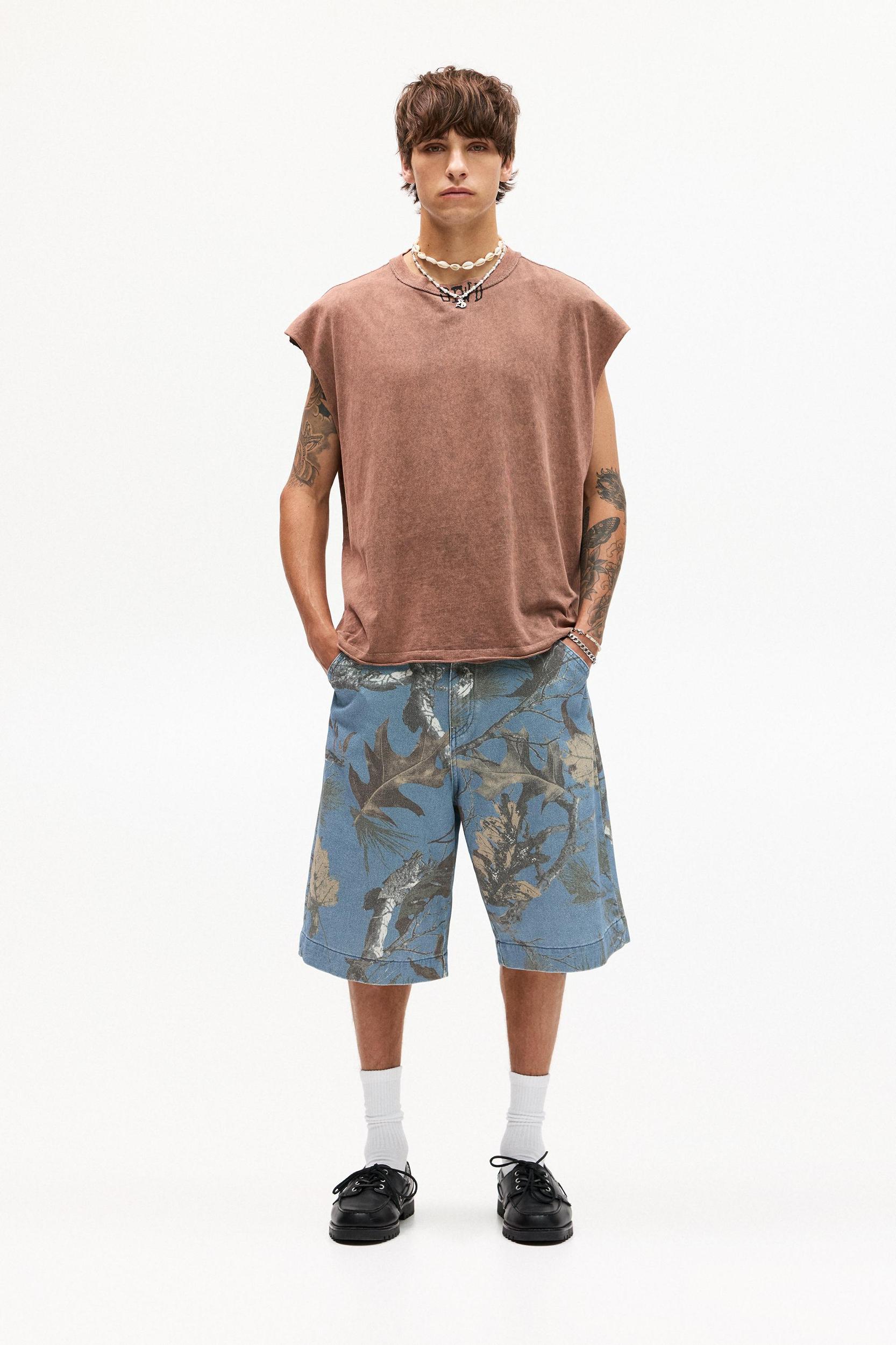 Leaf print baggy Bermuda shorts Product Image