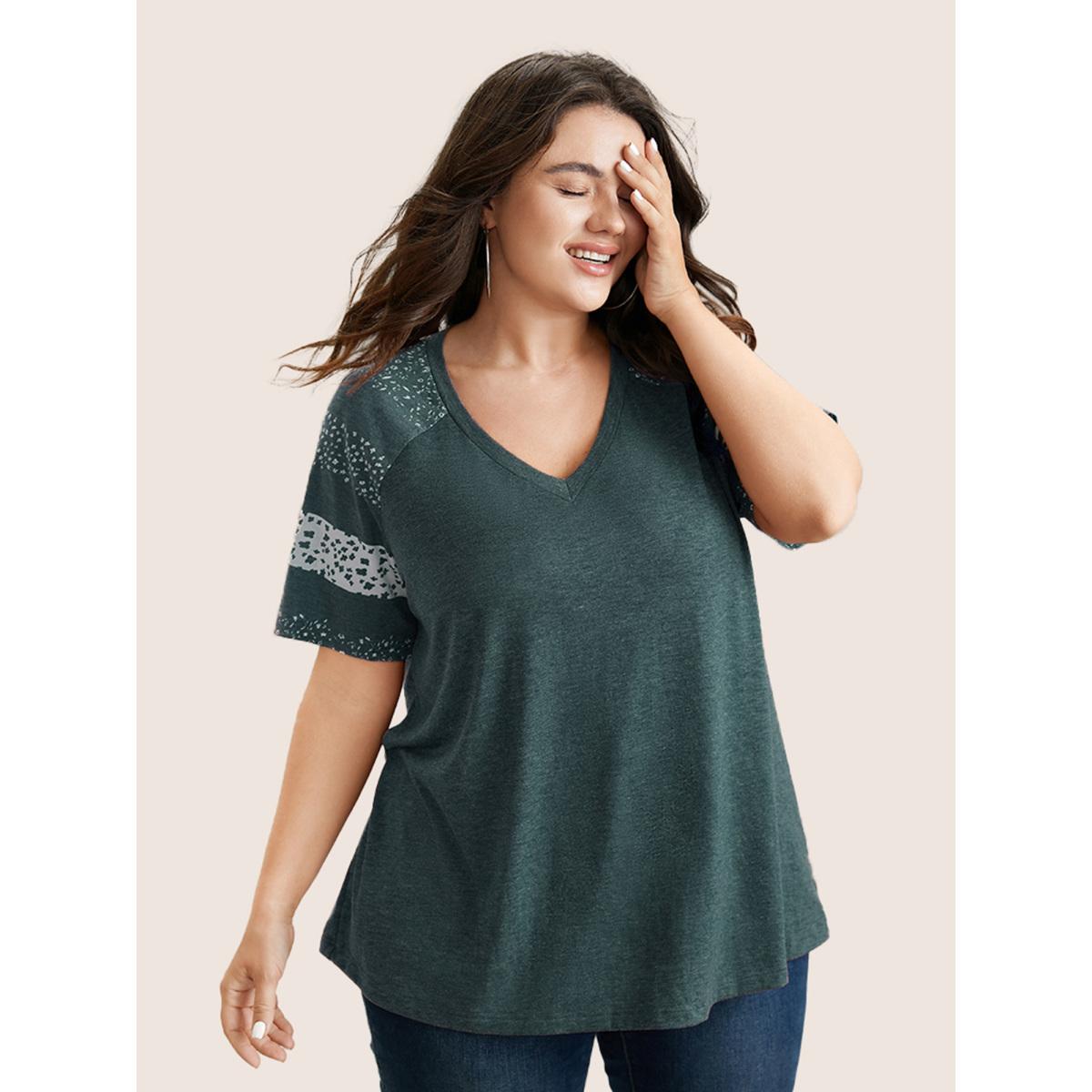 Plus Size Ditsy Floral Colorblock Contrast Raglan Sleeve T-shirt Green Women Leisure Contrast Ditsy Floral V-neck Casual T-shirts BloomChic 10/M Product Image