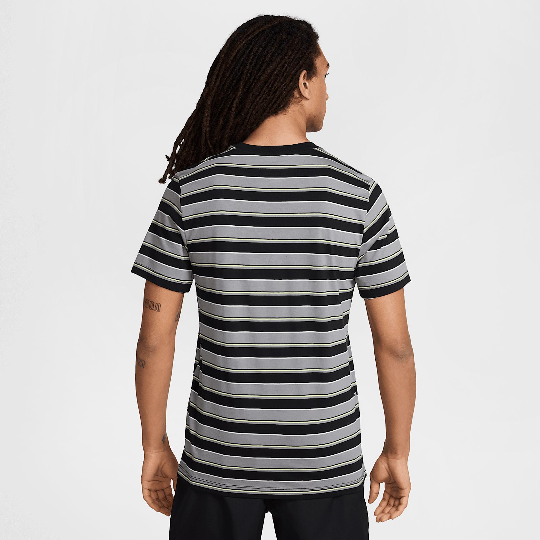 Nike Men's Club T-Shirt Product Image