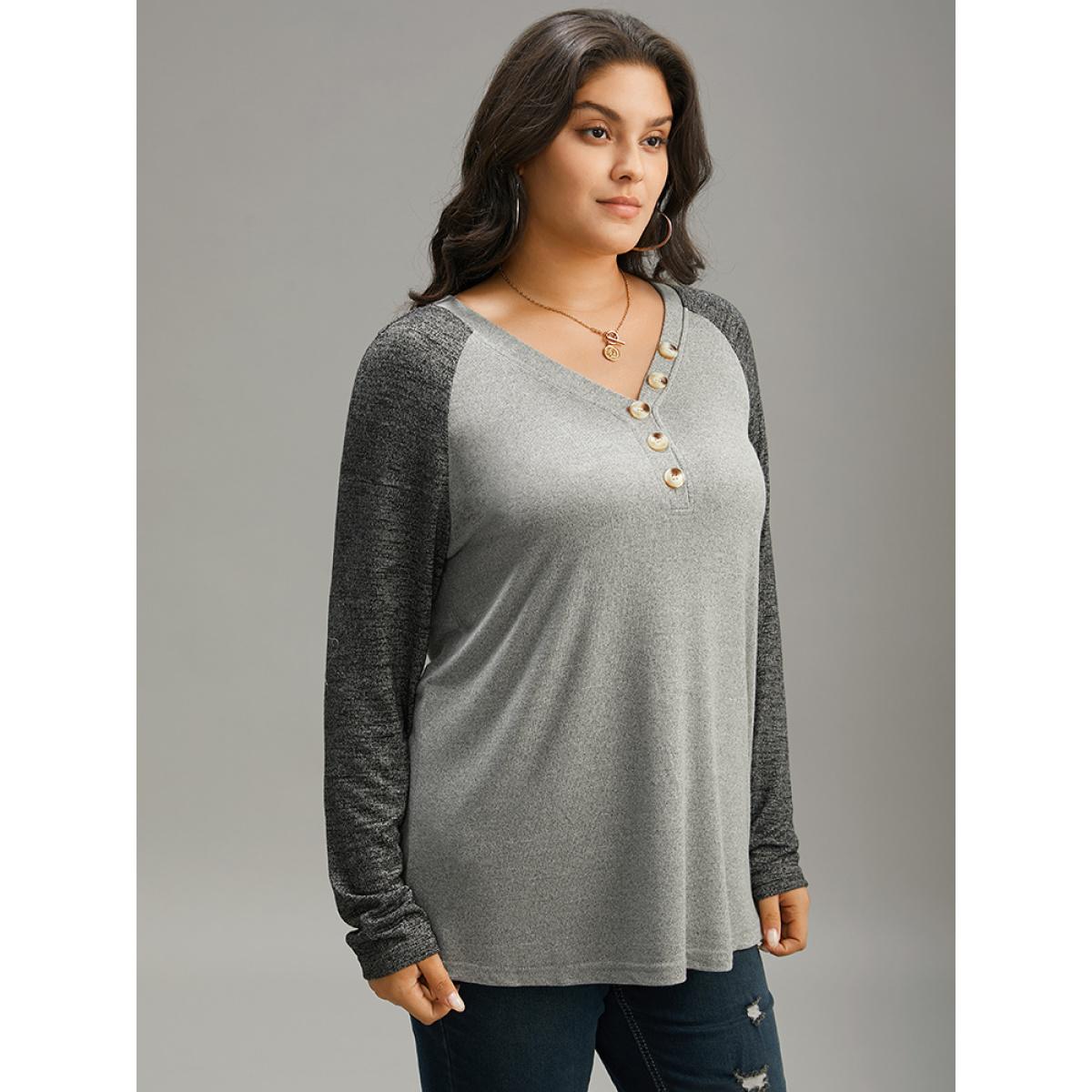 Plus Size Contrast Button Detail Raglan Sleeve T-shirt Gray Women Casual Contrast Plain V-neck Dailywear T-shirts BloomChic 30/6X Product Image