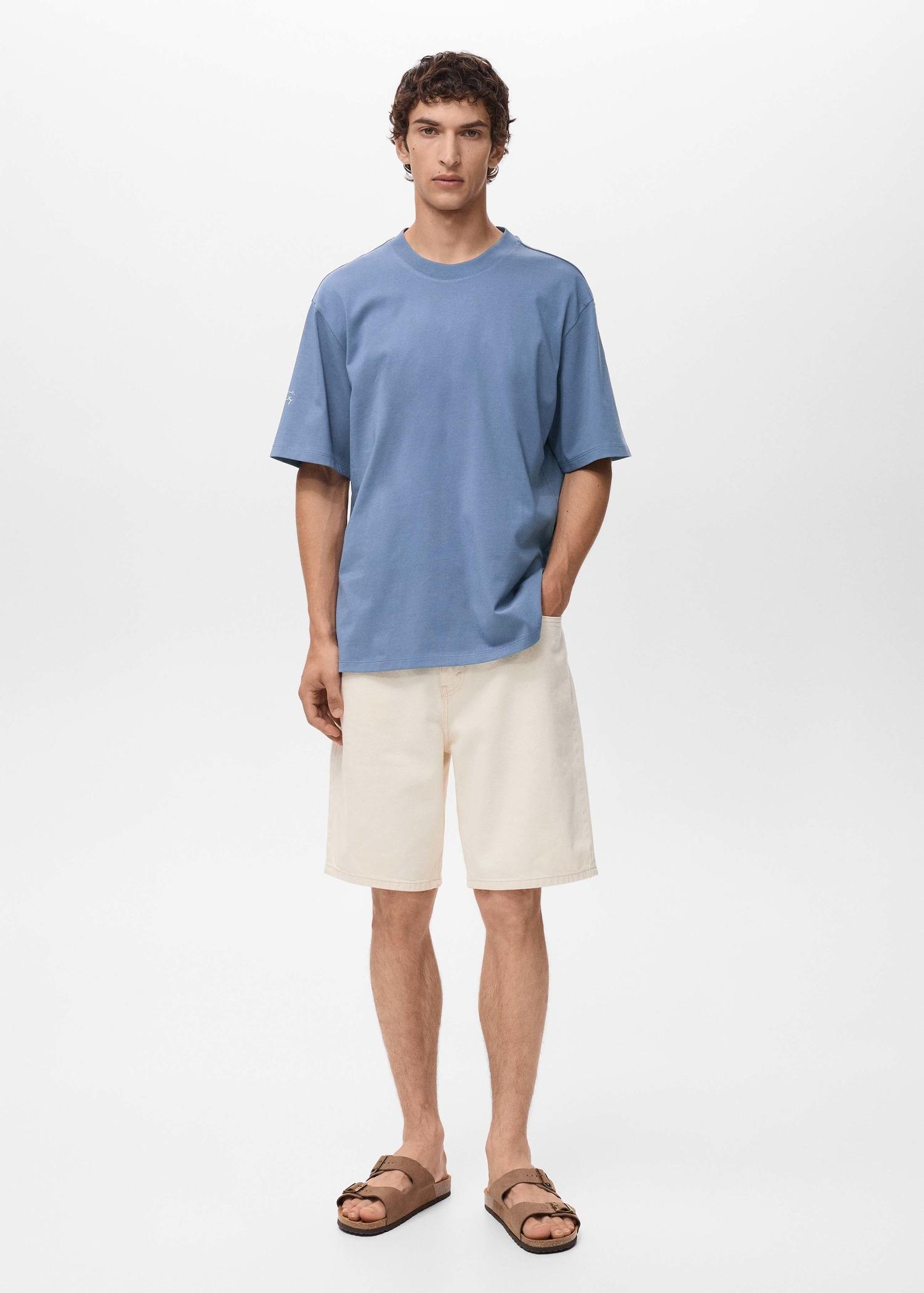 T-shirt with printed patch - Men | MANGO USA Product Image