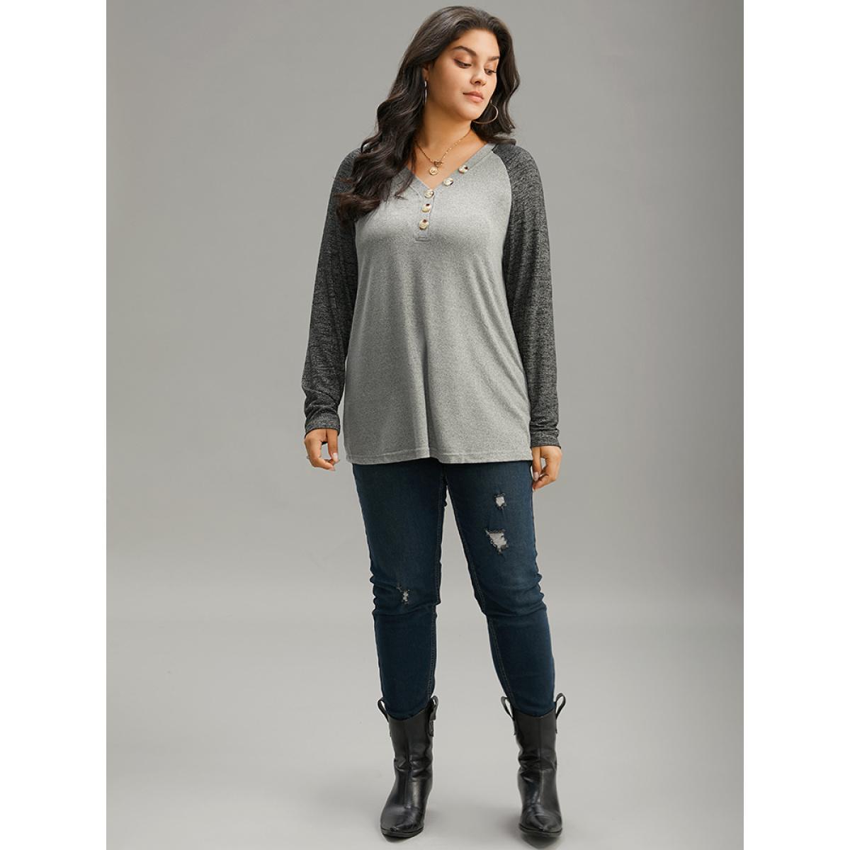 Plus Size Contrast Button Detail Raglan Sleeve T-shirt Gray Women Casual Contrast Plain V-neck Dailywear T-shirts BloomChic 30/6X Product Image