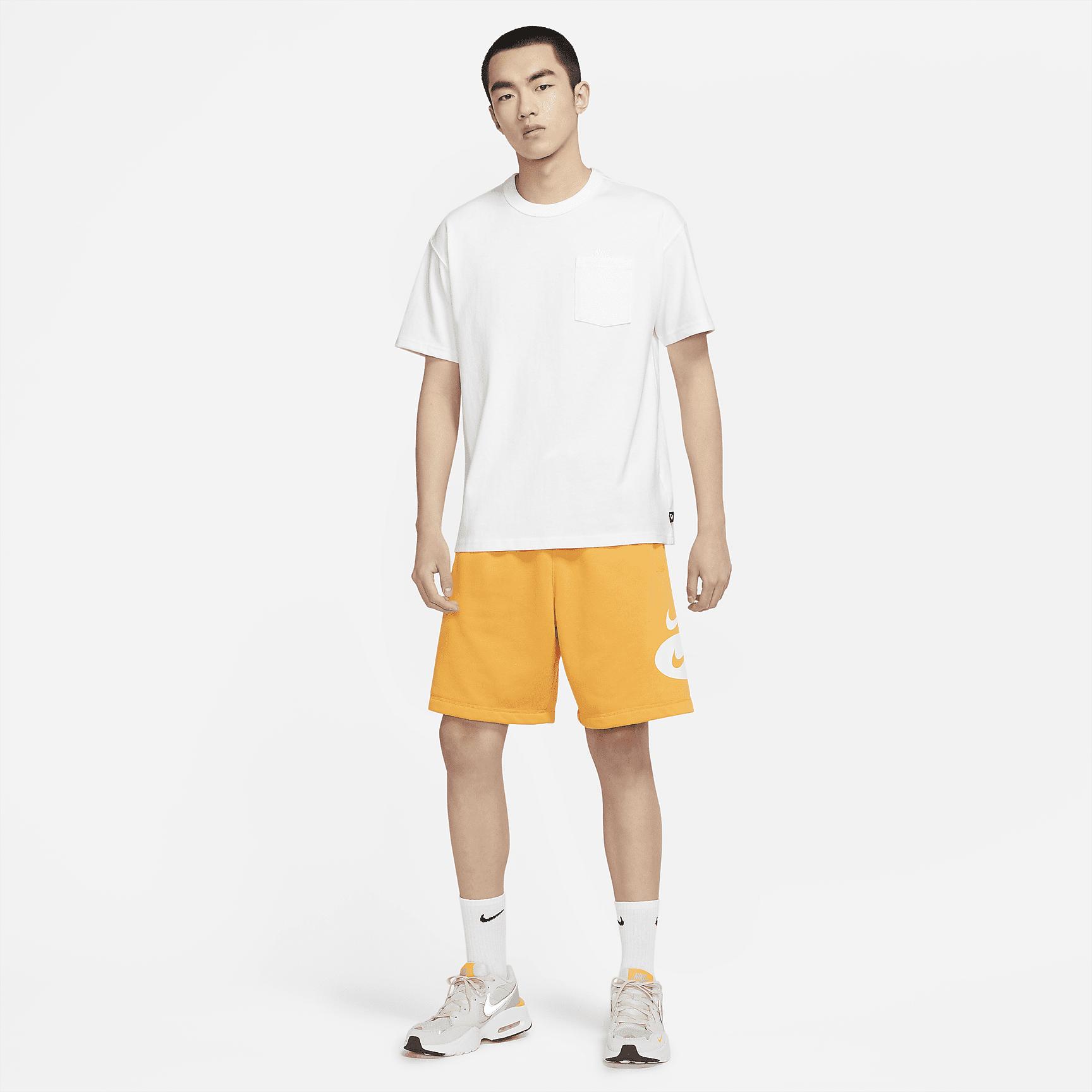 Nike Sportswear Premium Essentials Men's Pocket T-Shirt Product Image