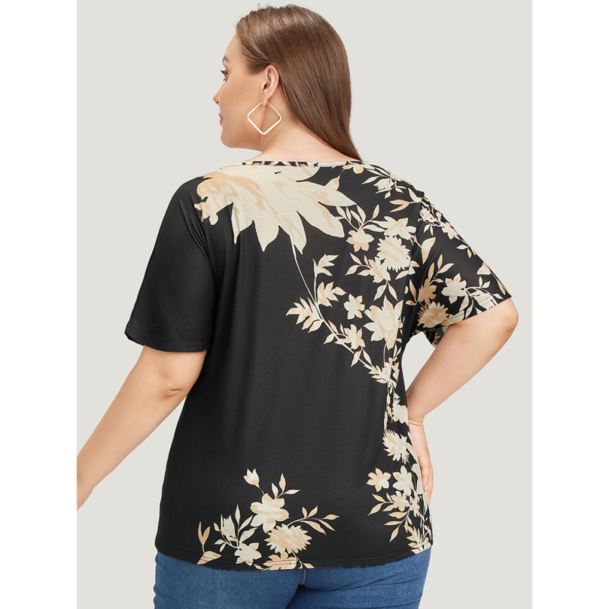 Plus Size Floral Printed Short Sleeve Round Neck T-shirt BlackFlower Women Elegant Floral Round Neck Going out T-shirts BloomChic 30/6X Product Image