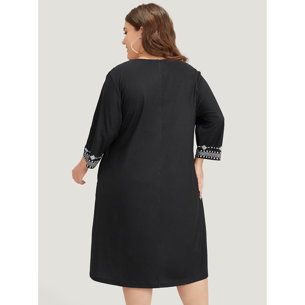 Plus Size Bandana Print V Neck Pocket Midi Dress Black Women Vacation Plain V-neck Elbow-length sleeve Curvy Midi Dress BloomChic 18-20/2X Product Image