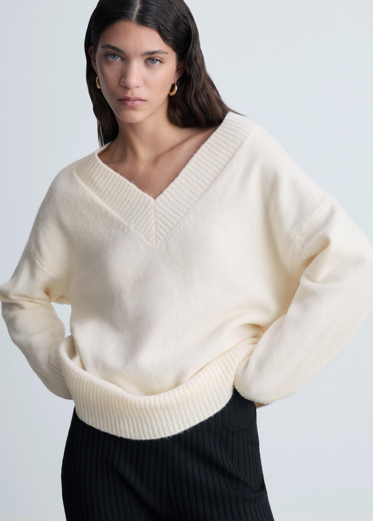 Oversized V-neck sweater - Women | MANGO USA Product Image