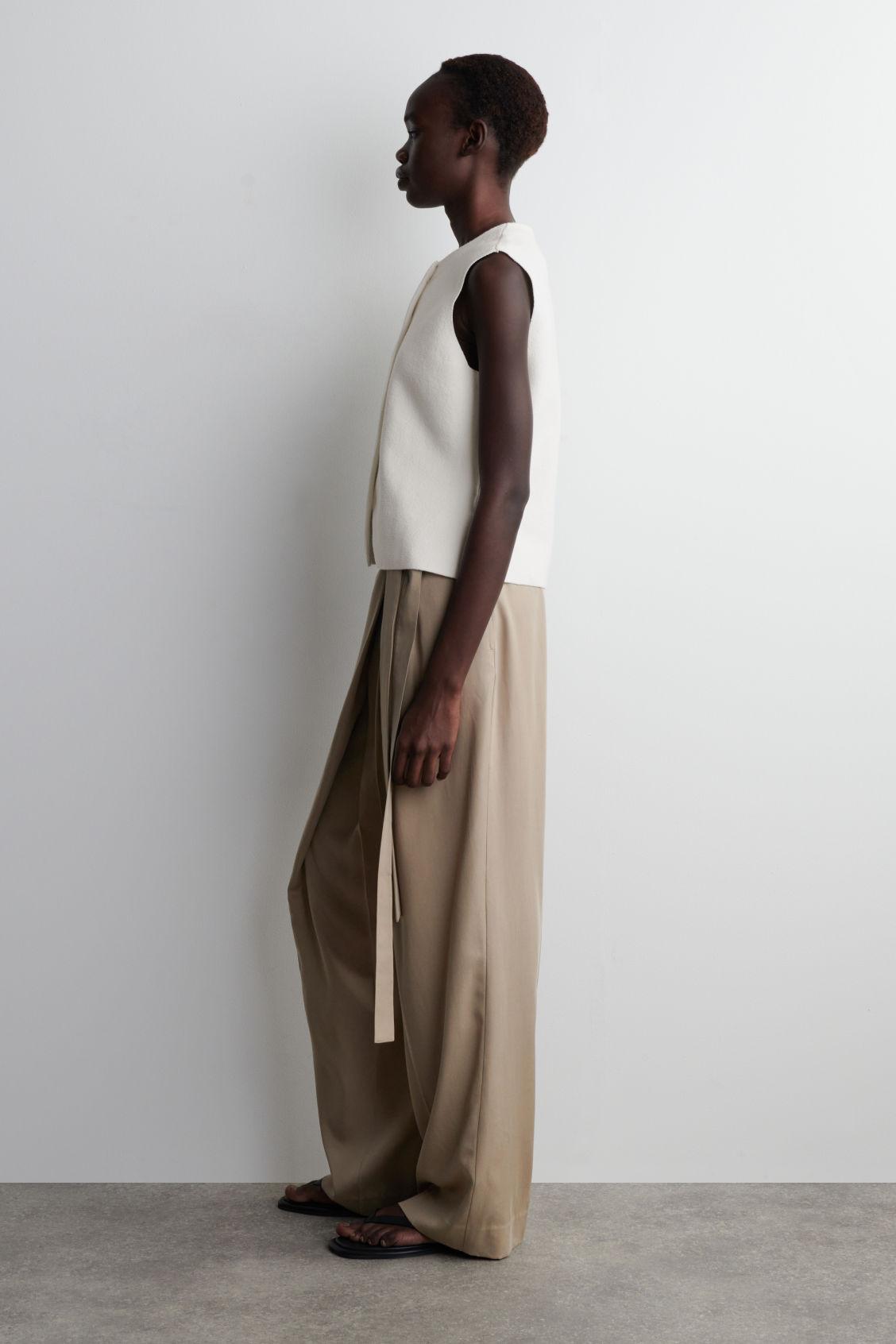 KNITTED COTTON VEST Product Image