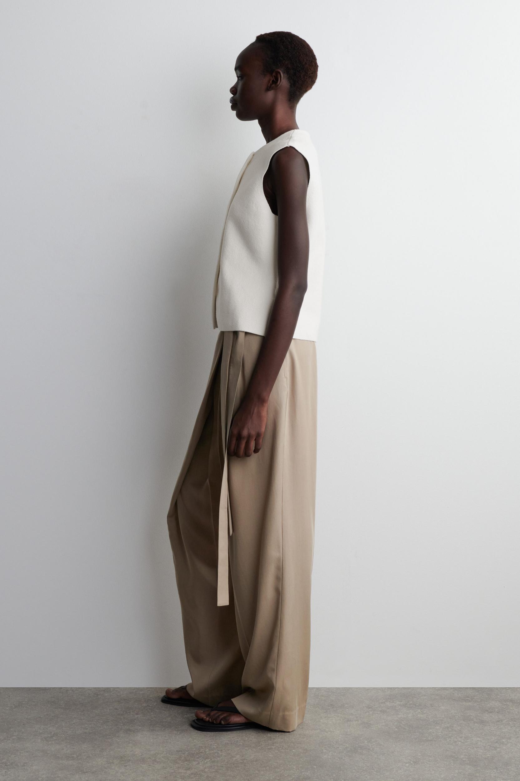 KNITTED COTTON VEST Product Image