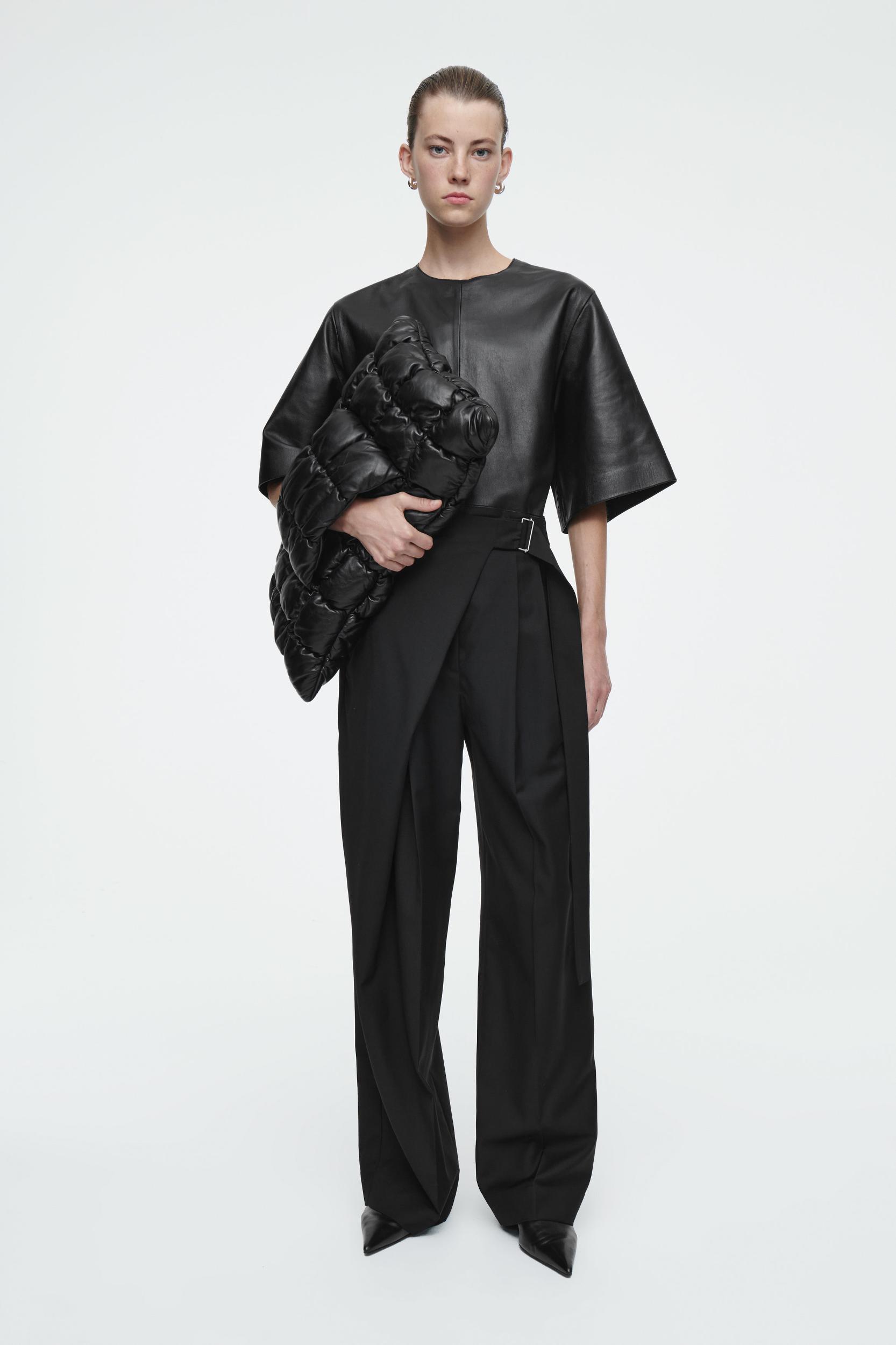 PILLOW OVERSIZED QUILTED CLUTCH BAG - LEATHER Product Image