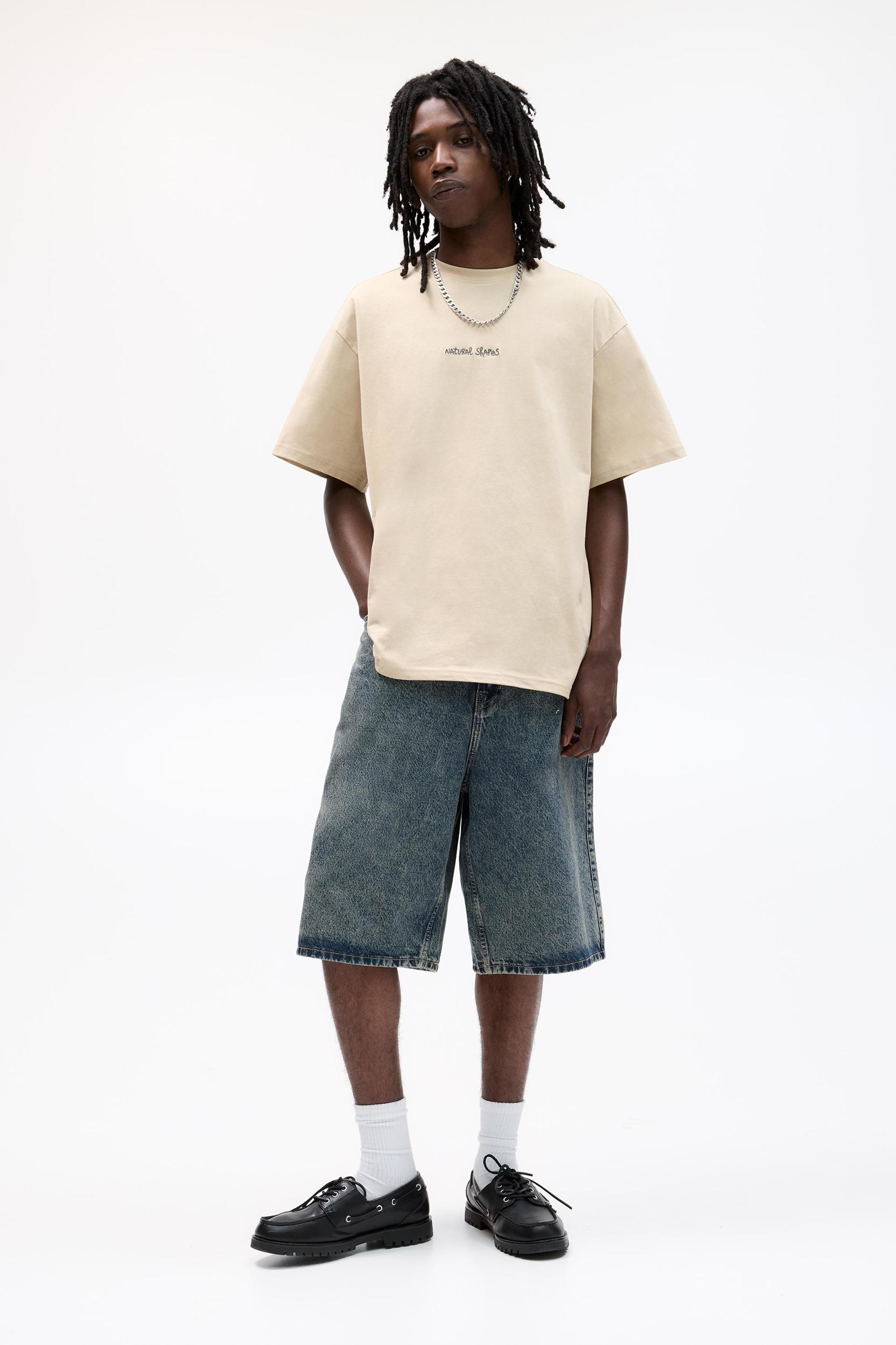 Embroidered graphic T-shirt Product Image