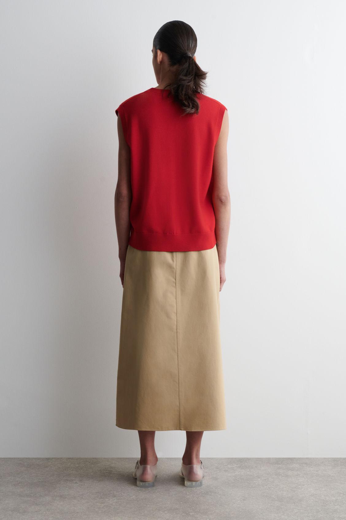 V-NECK MERINO WOOL VEST Product Image