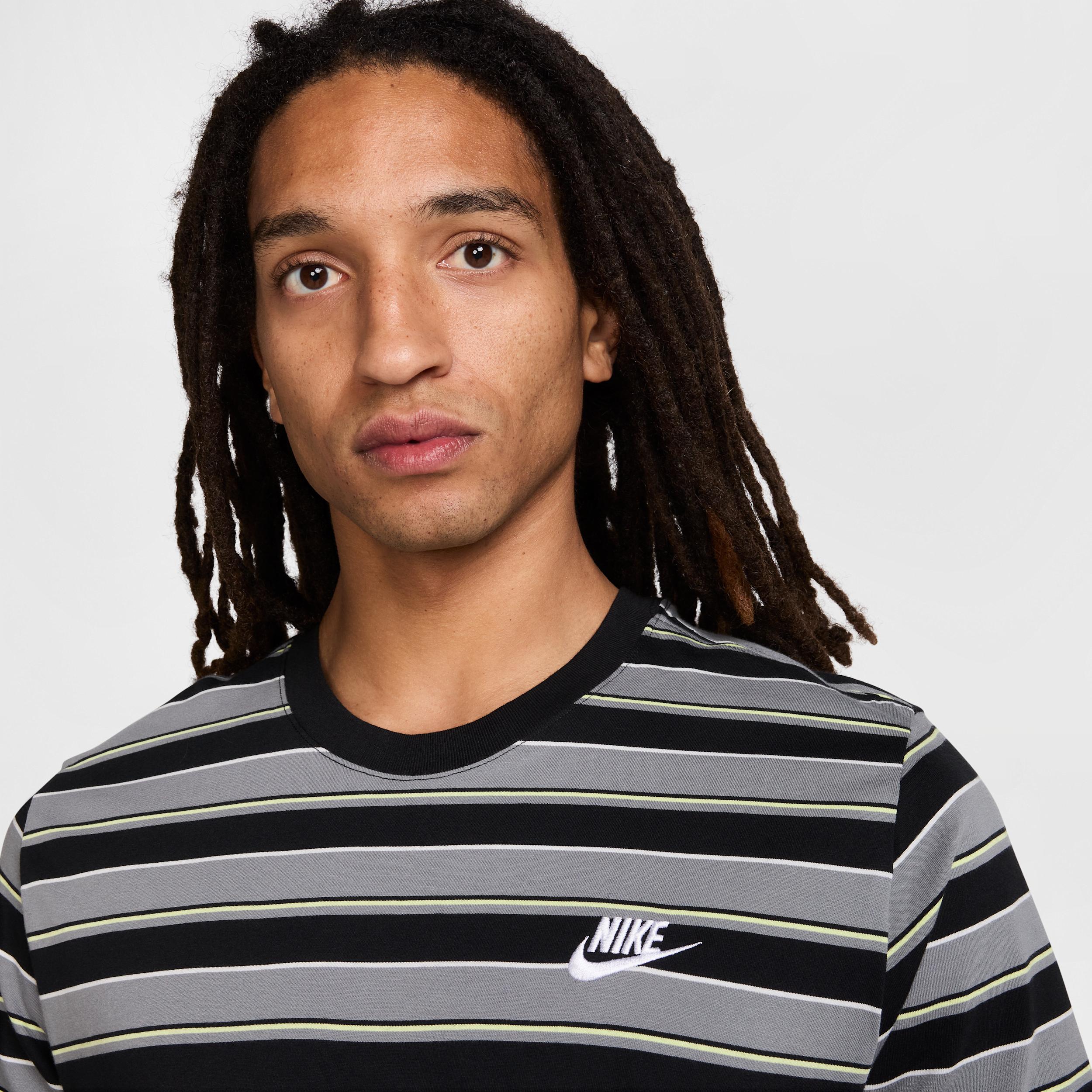 Nike Men's Club T-Shirt Product Image