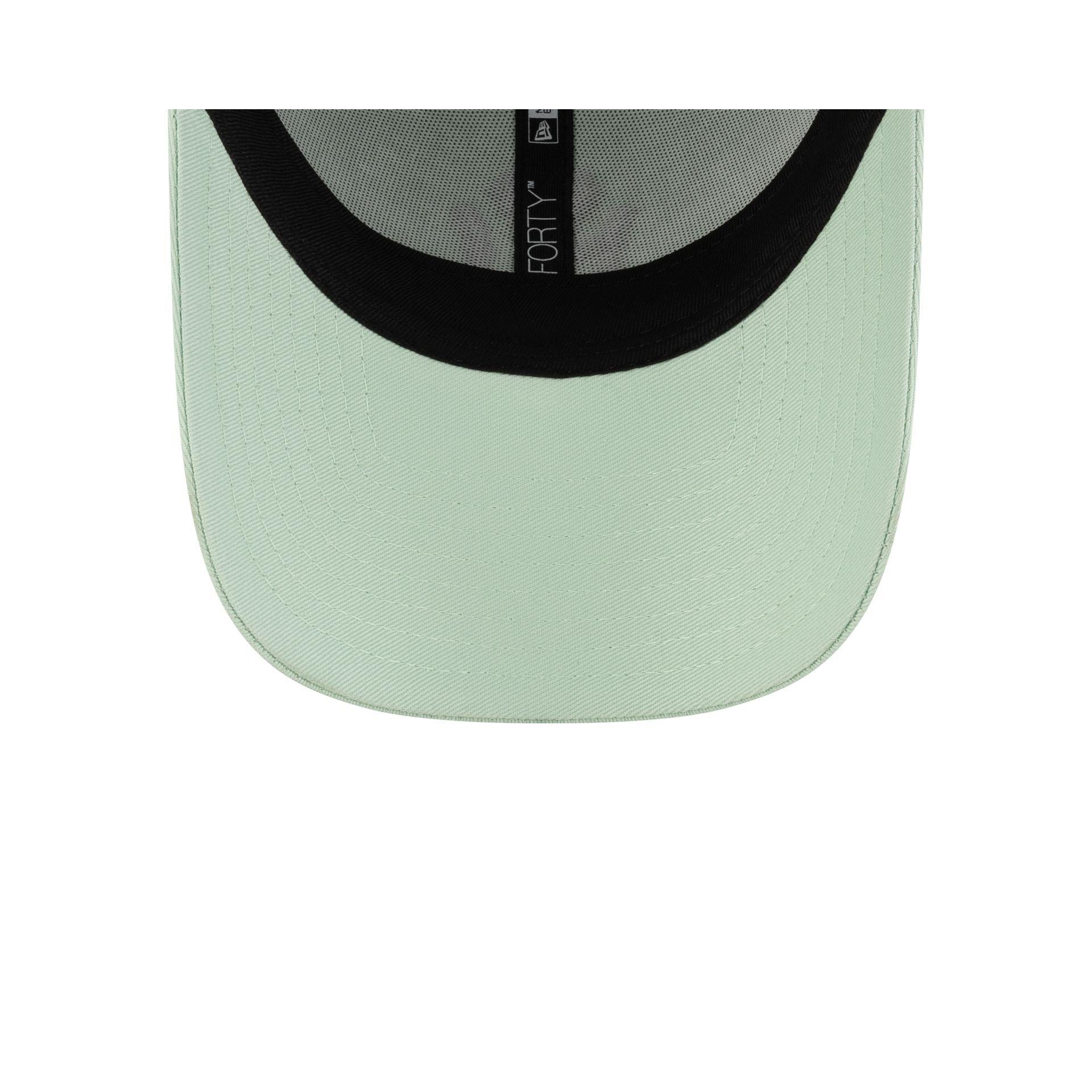 New York Yankees League Essential Pastel Green 9FORTY Adjustable Hat Male Product Image