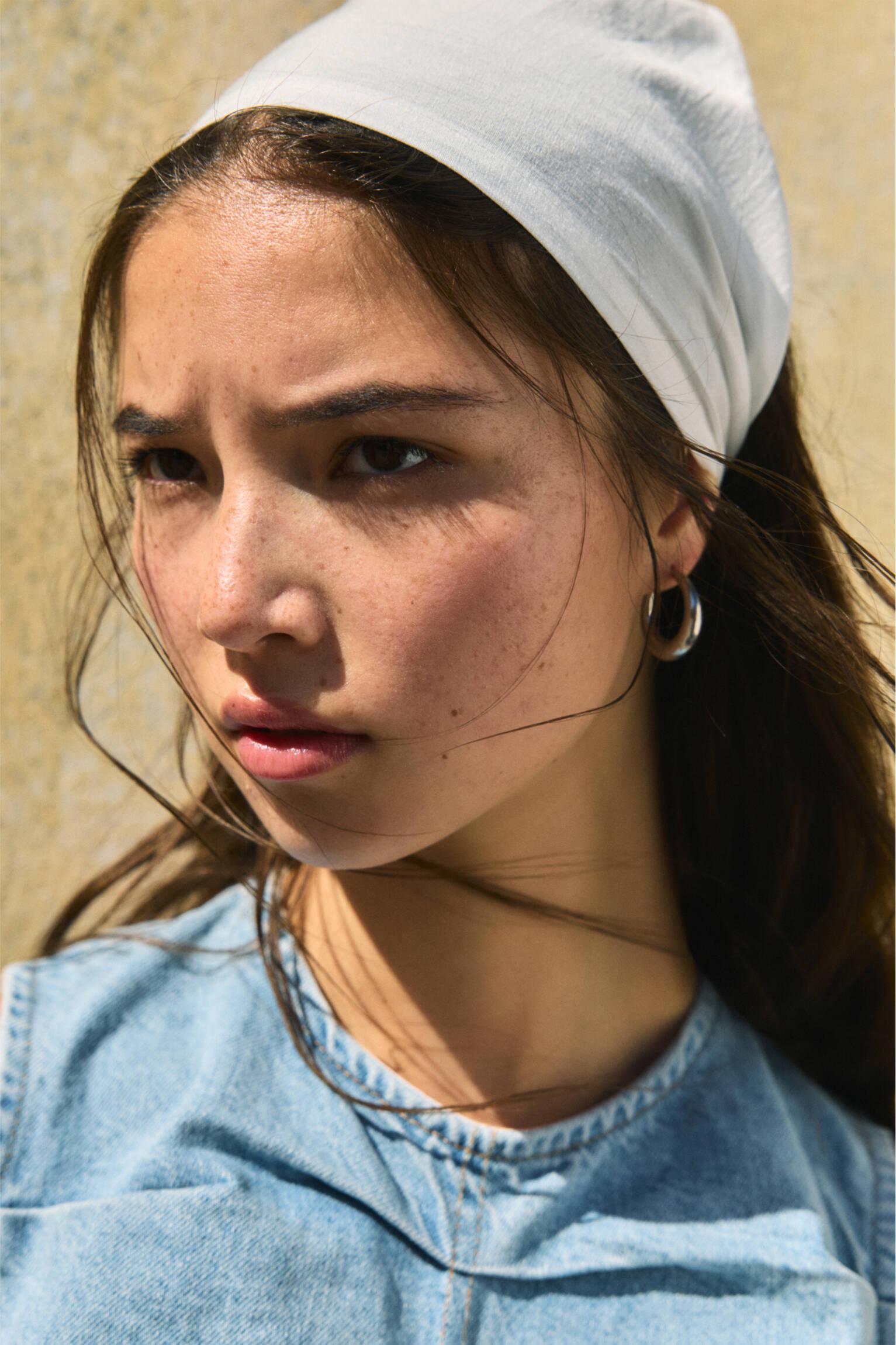 White neckerchief Product Image