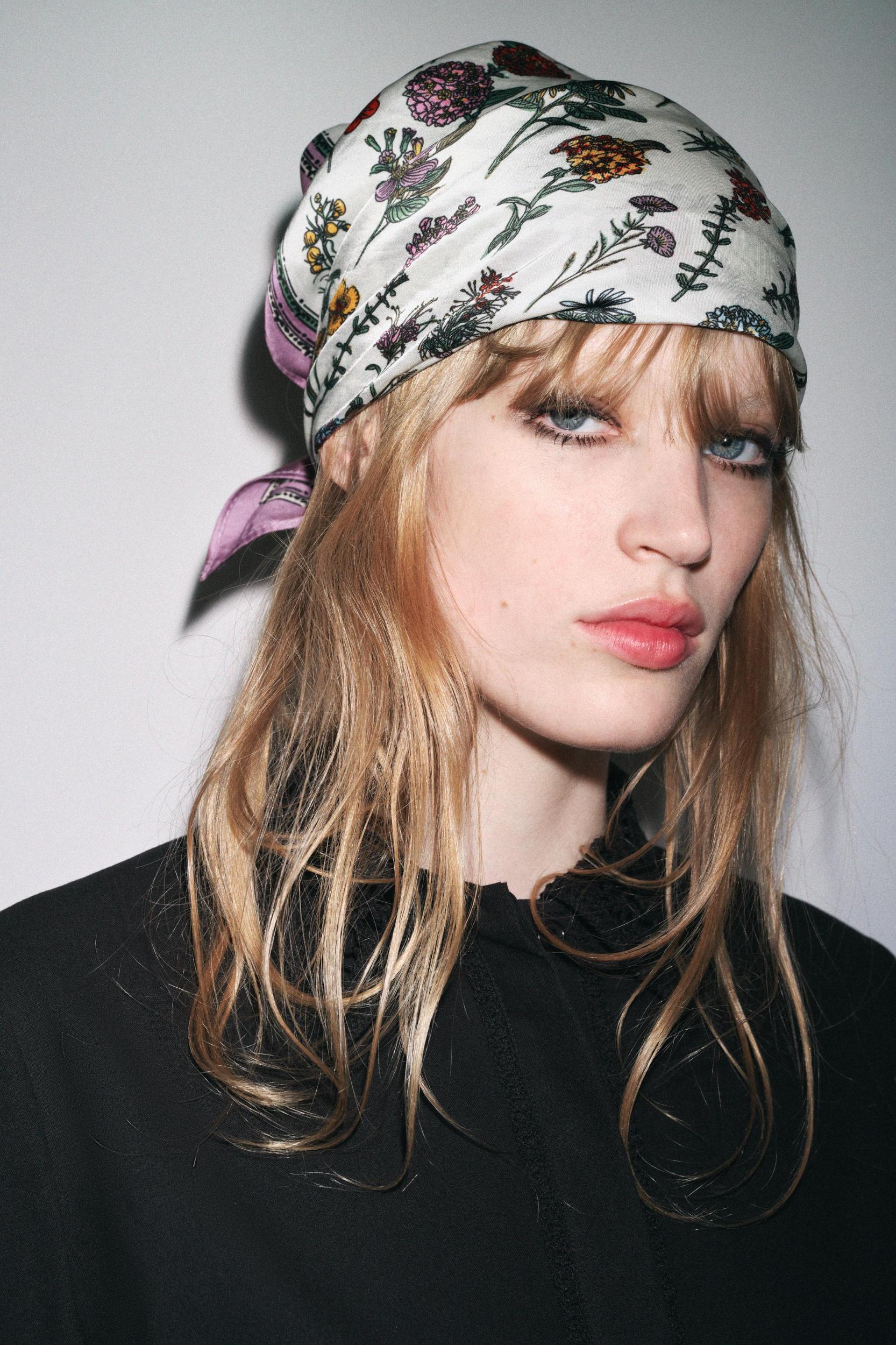 FLORAL PRINT SCARF Product Image