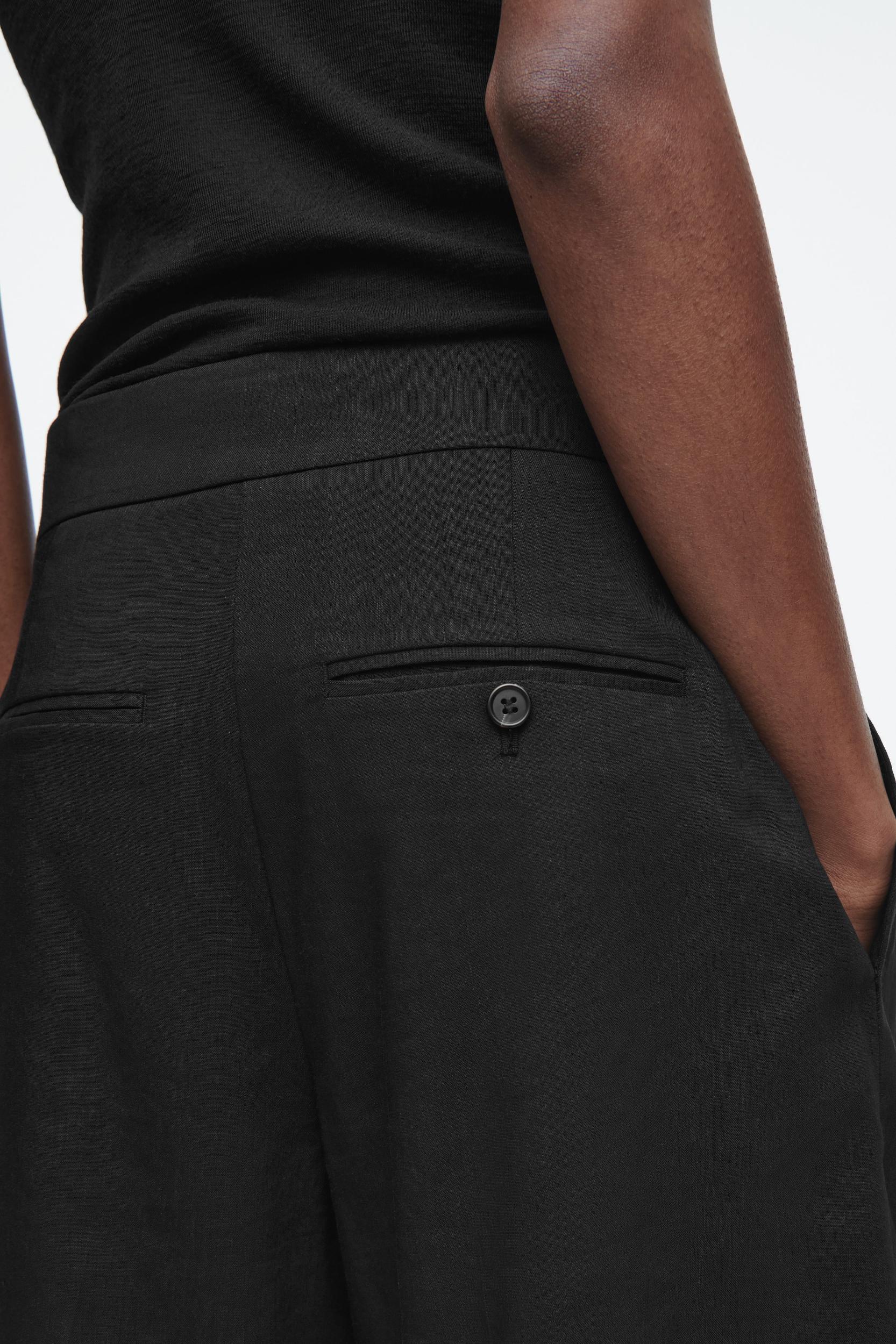 LONGLINE PLEATED LINEN SHORTS Product Image