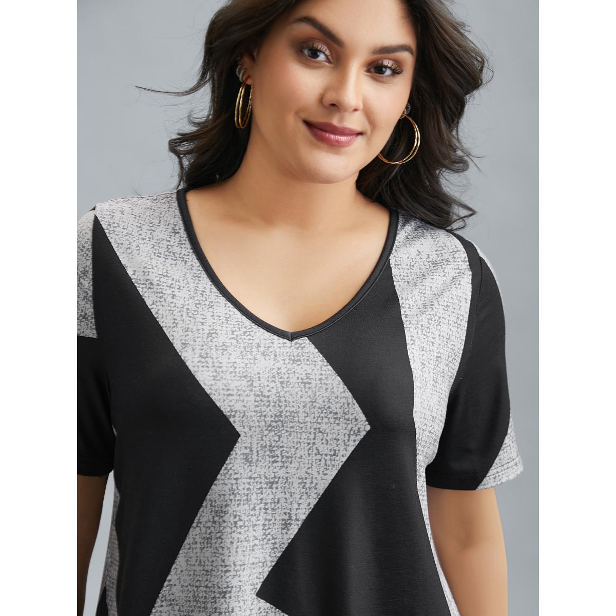 Plus Size Color-Block Textured Stretchy T-Shirt Black Women Casual Contrast V-neck Everyday T-shirts BloomChic 28/5X Product Image