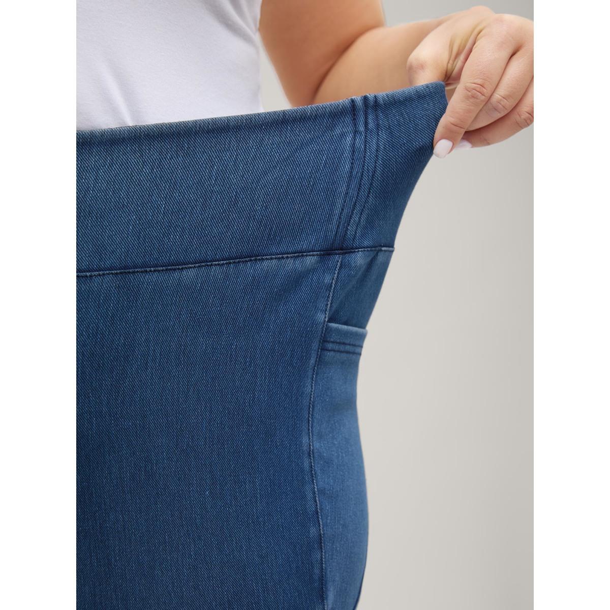 Plus Size Pull-On Stretchy Waist Denim Shorts Women Denimblue Medium stretch Casual Slanted pocket Casual Denim Shorts BloomChic 26/4X Product Image